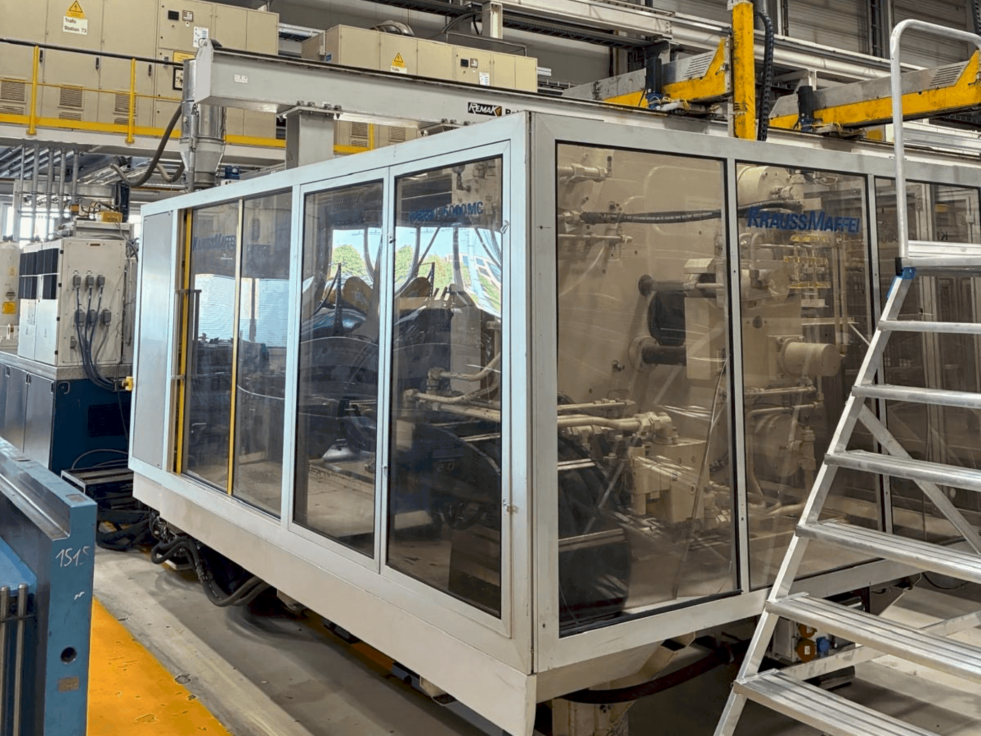 Koneen Krauss Maffei 800-5000MC4 etunäkymä