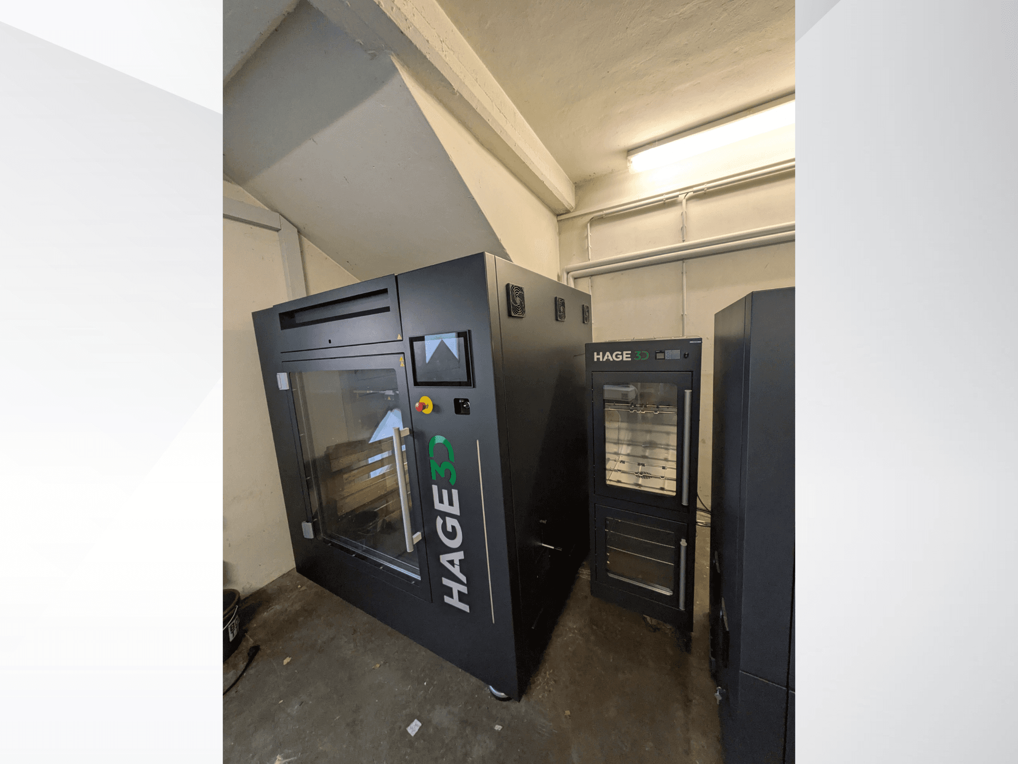 HAGE 3D Precision One -muovinen 3D-tulostin kulmanäkymässä; laitteessa on läpinäkyvä luukku ja ohjauspaneeli, ja sen vieressä on säilytystilaa.