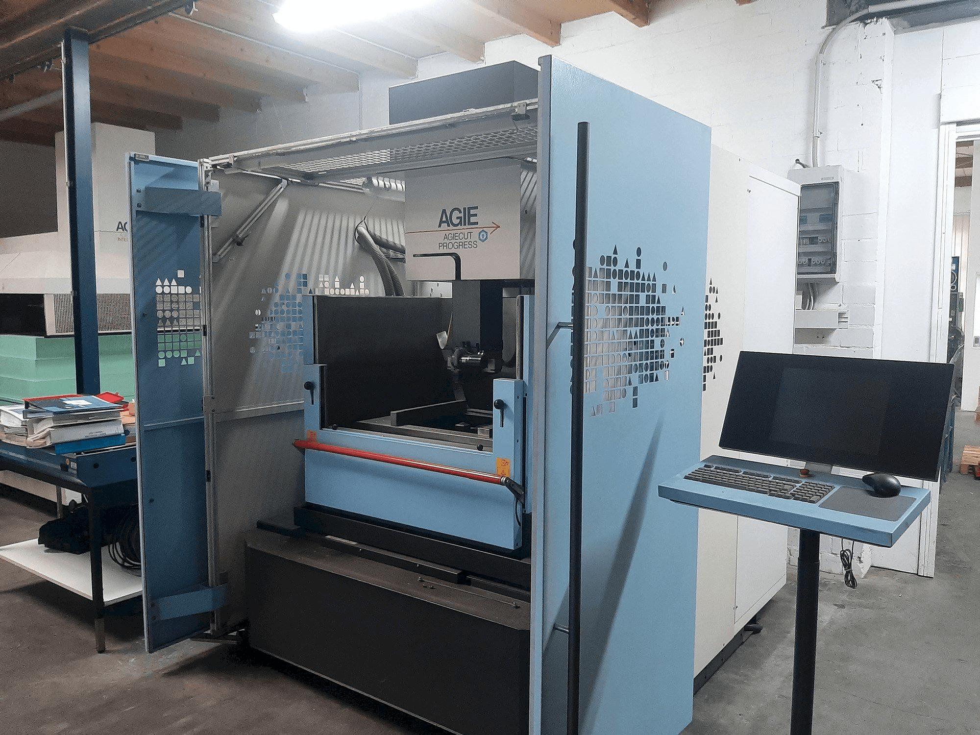 Koneen AGIE Agiecut Progress 3 etunäkymä