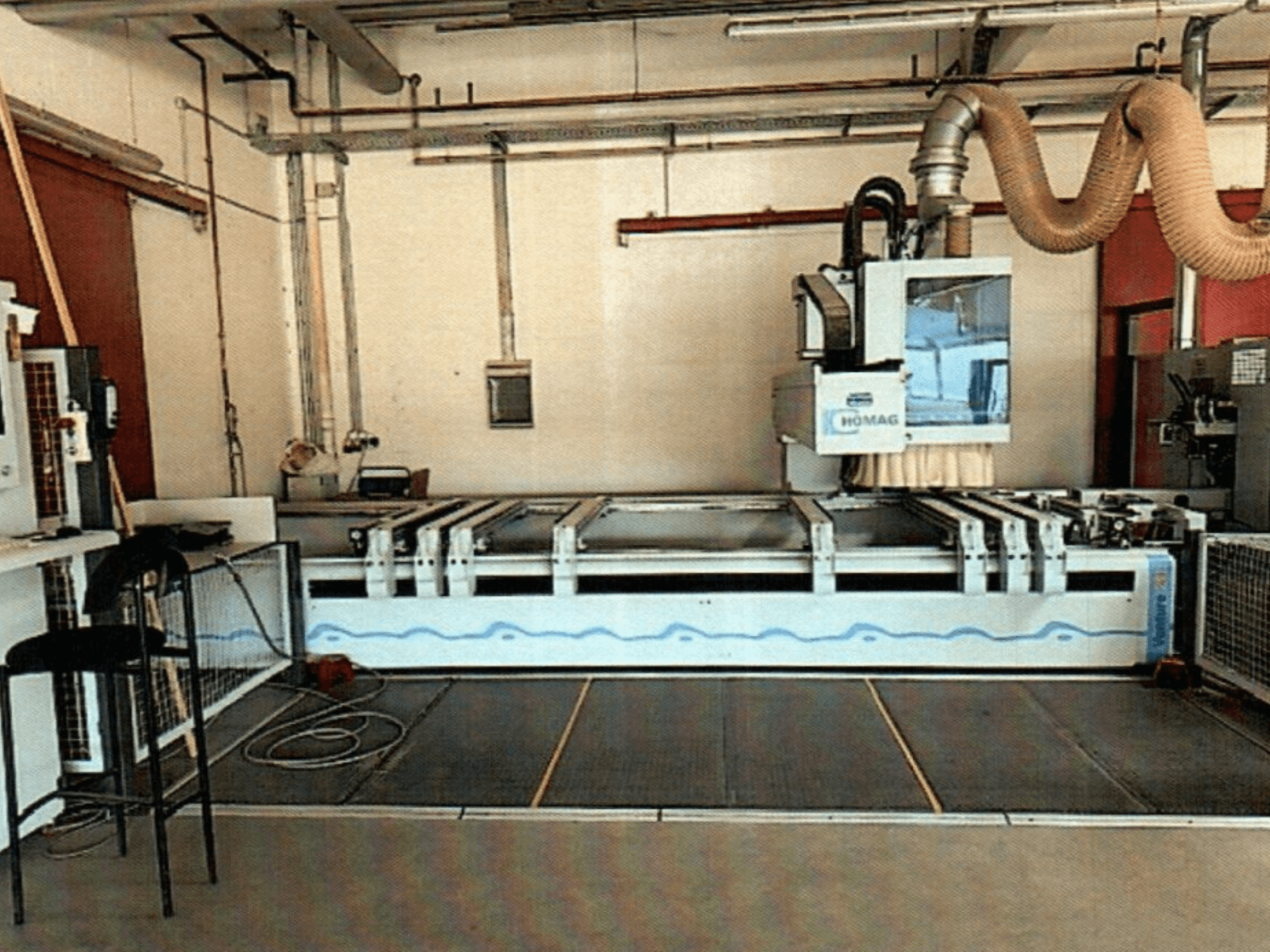 HOMAG BAZ 211/40K CNC-puuntyöstökeskus työpajassa, jossa esitellään koneen ohjauspaneeli ja leikkausalue.