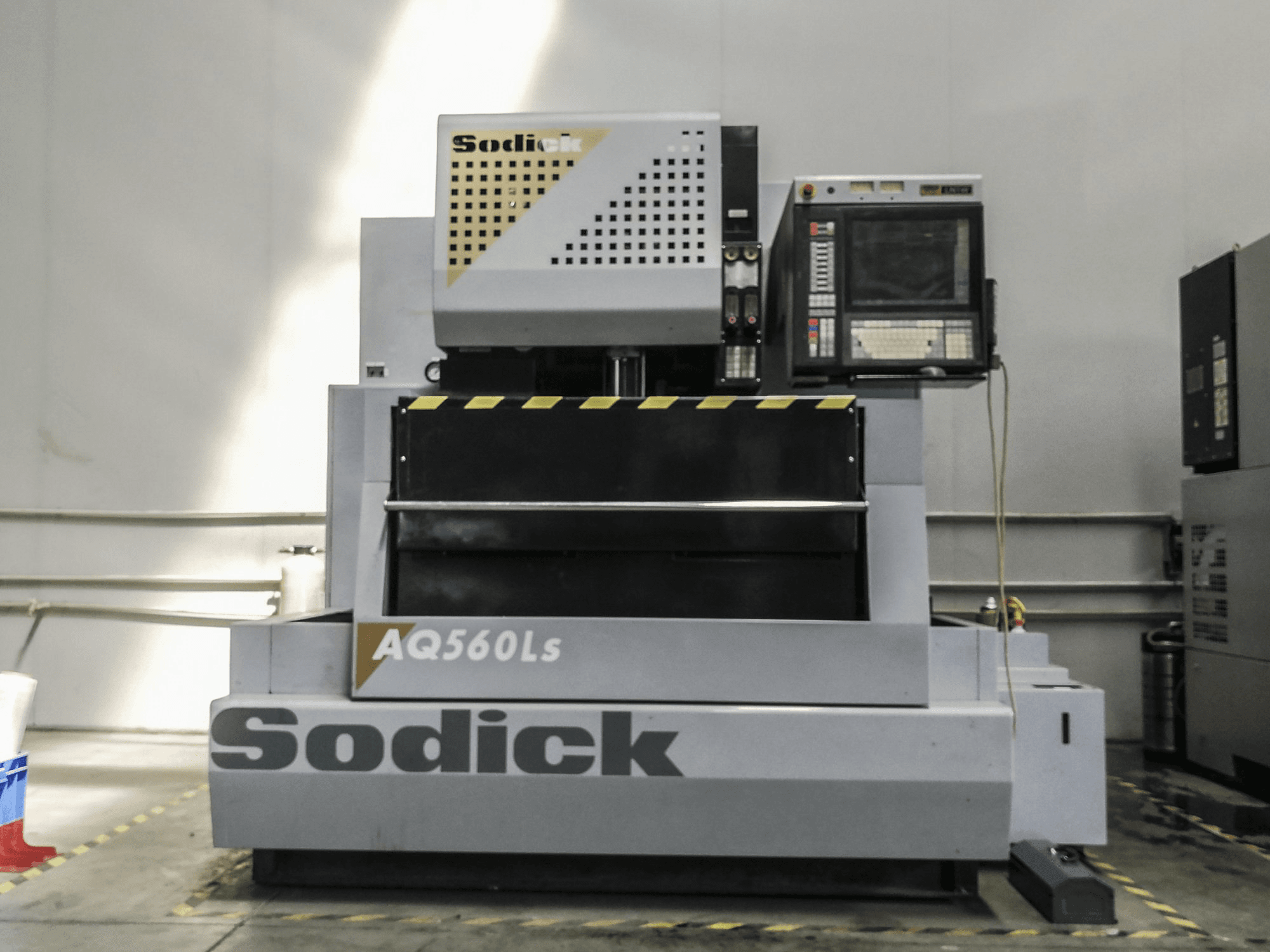 Koneen Sodick etunäkymäAQ560LS