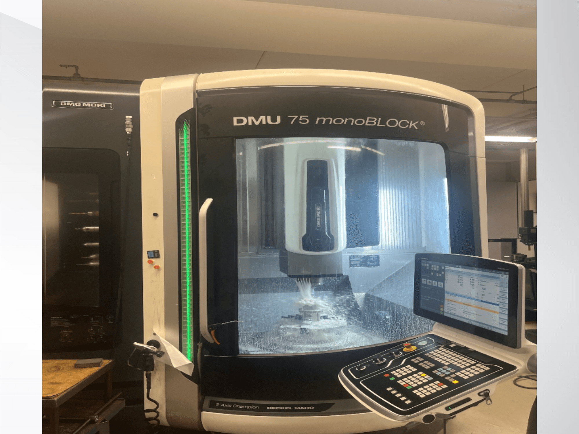 DMG MORI DMU 75 monoBLOCK -yleiskoneistuskeskus edestä katsottuna; kuvassa näkyvät ohjauspaneeli ja jyrsintäalue.