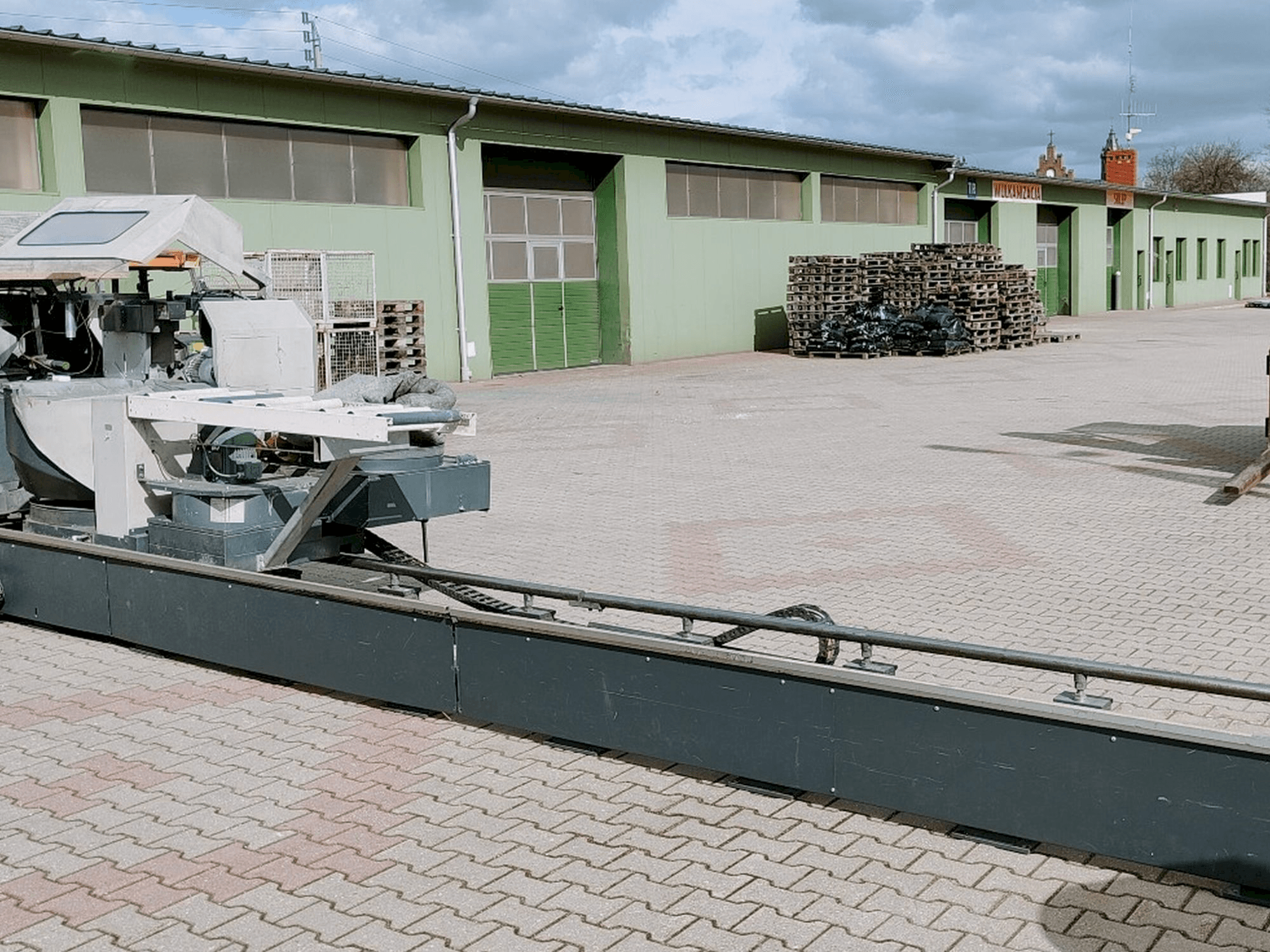 Koneen Elumatec DG 244/2 etunäkymä