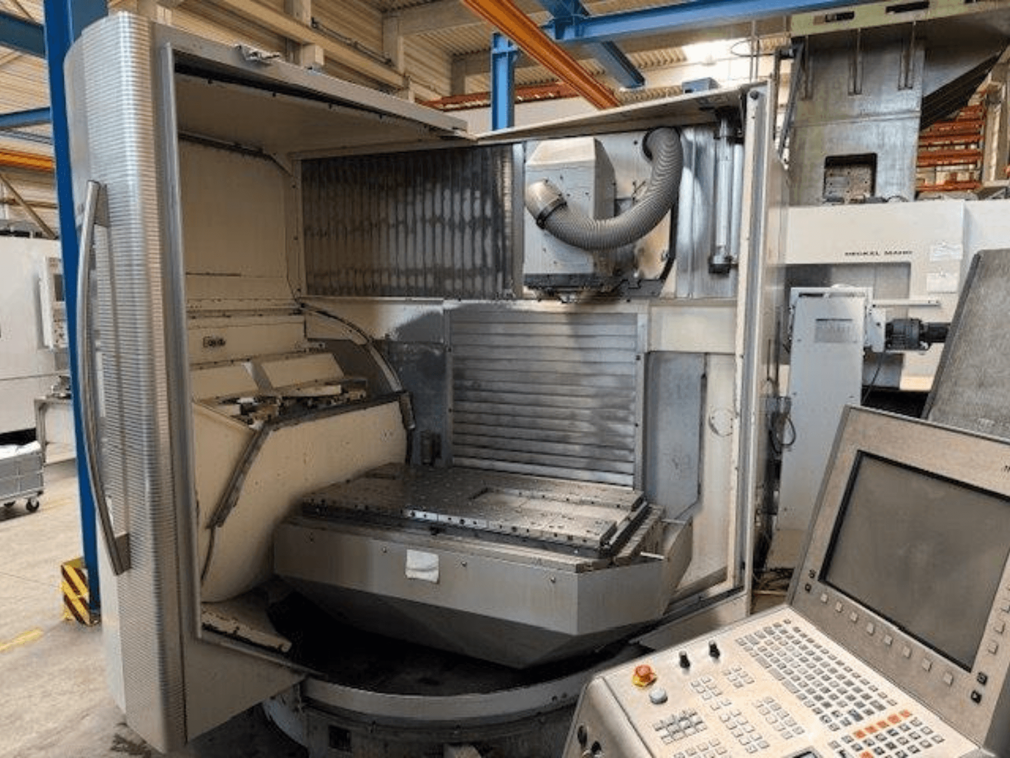 DMG MORI DMU 80T -pystytyöstökeskus, etukuva, jossa näkyy avoin kotelo ja ohjauspaneeli.