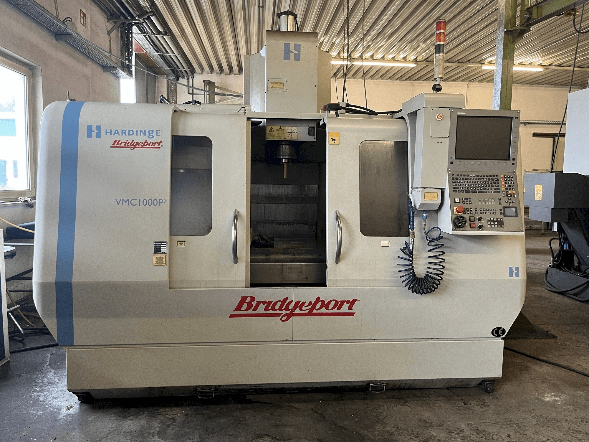Koneen Hardinge Bridgeport VMC 1000 P3 etunäkymä