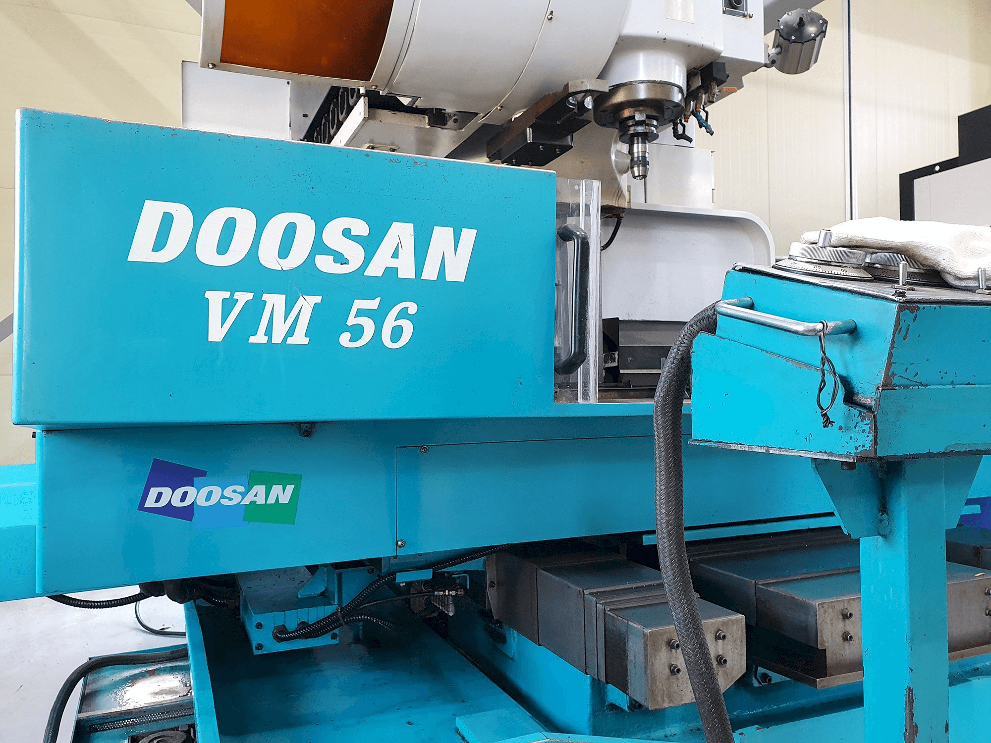Koneen Doosan VM56 etunäkymä