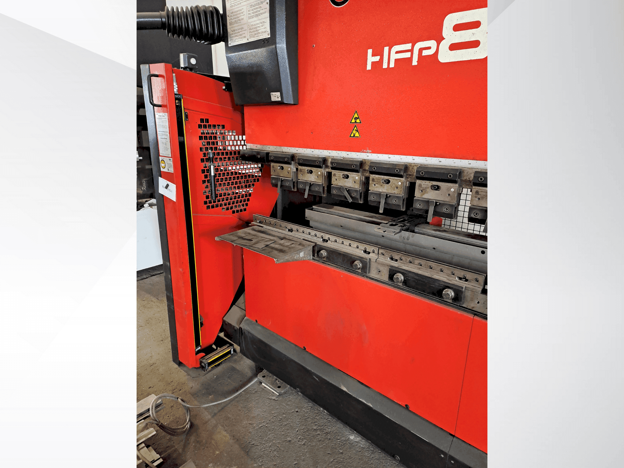 Koneen AMADA HFP 80-25 etunäkymä