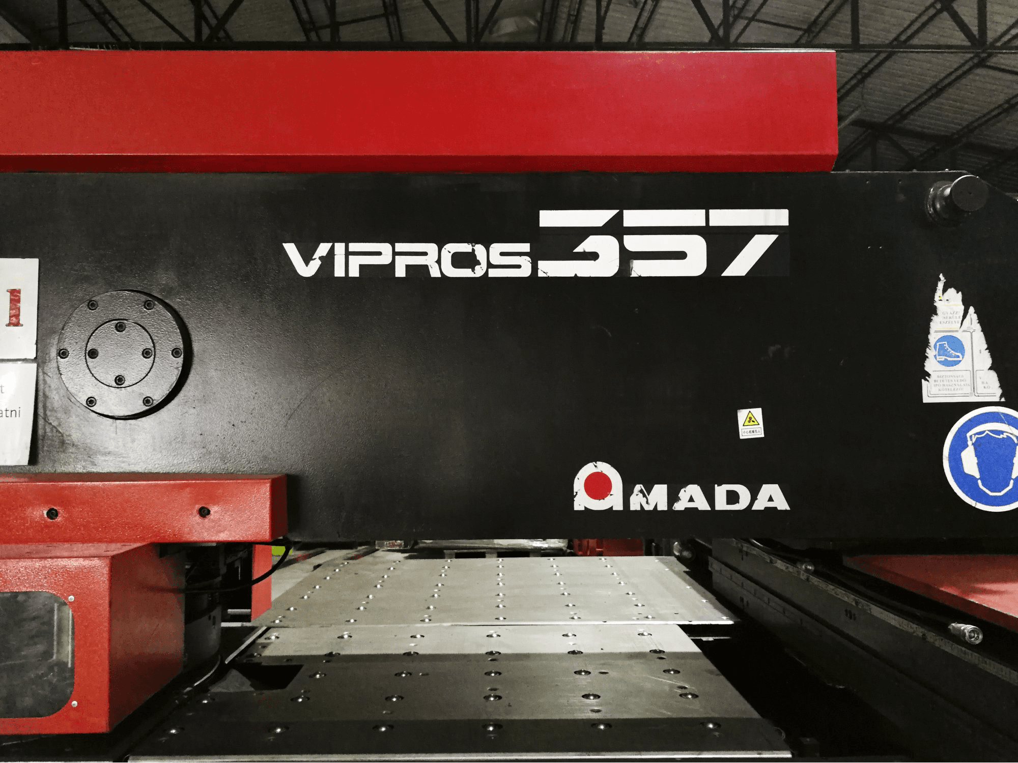 Koneen AMADA etunäkymä Vipros 357