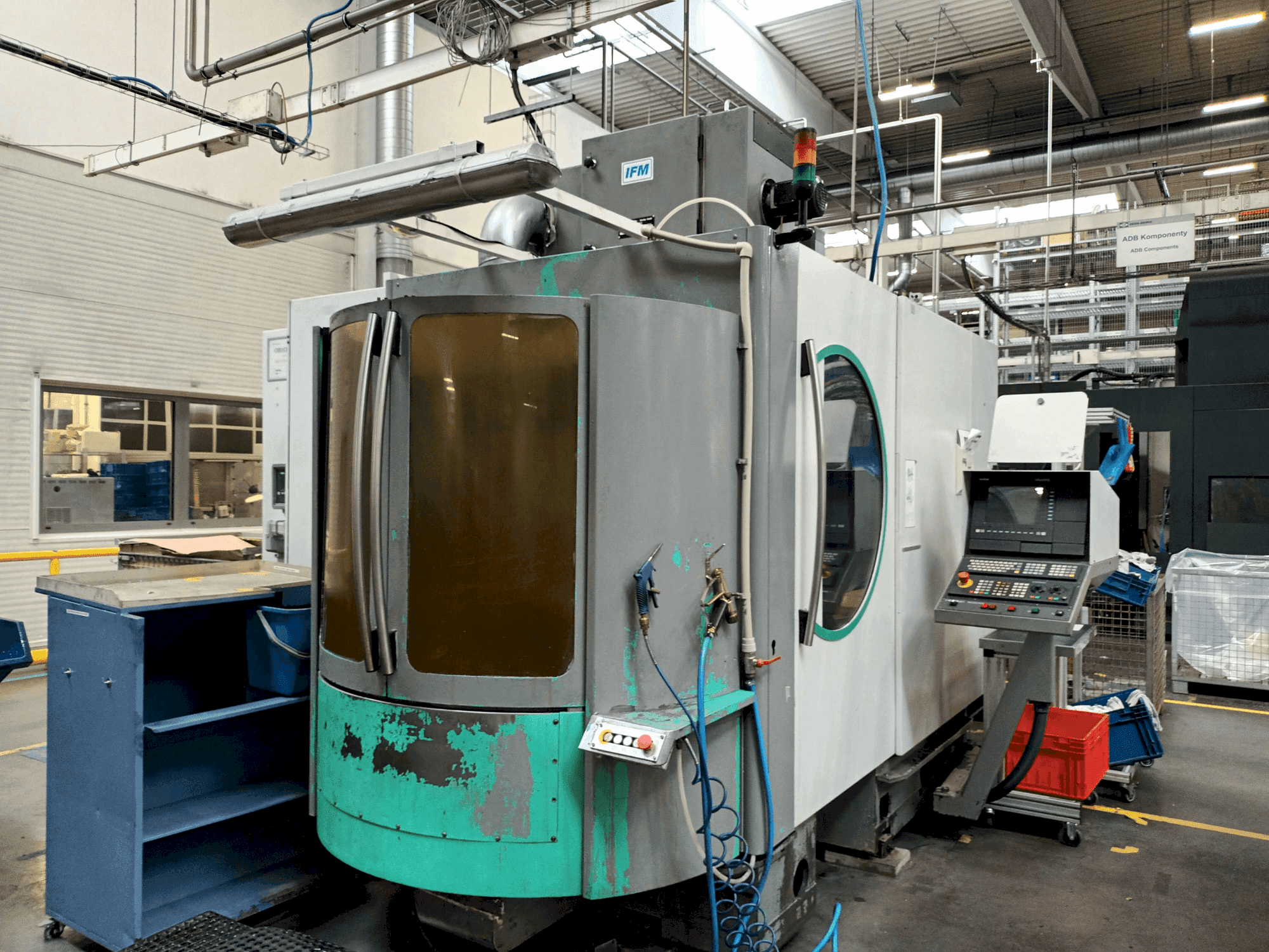 Koneen DECKEL MAHO DMC 60H etunäkymä