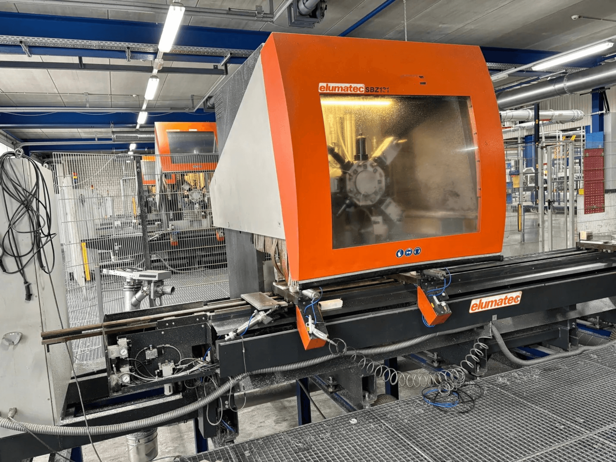 Elumatec SBZ 131 -pystytyöstökeskus, etukuva, jossa näkyy ohjauspaneeli, koneen yksityiskohdat ja ympäröivä työympäristö.