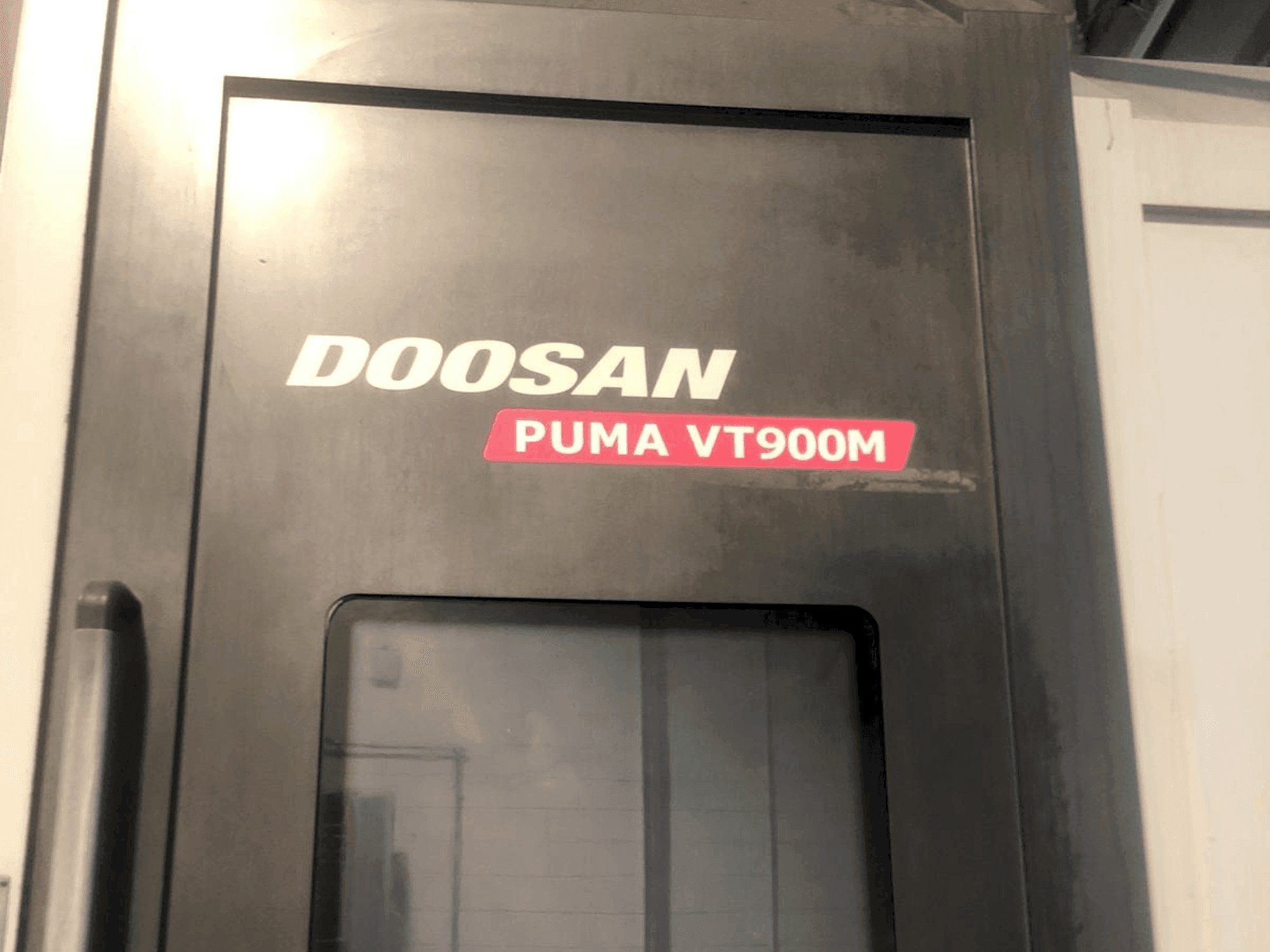 Koneen DOOSAN Puma VT900M etunäkymä