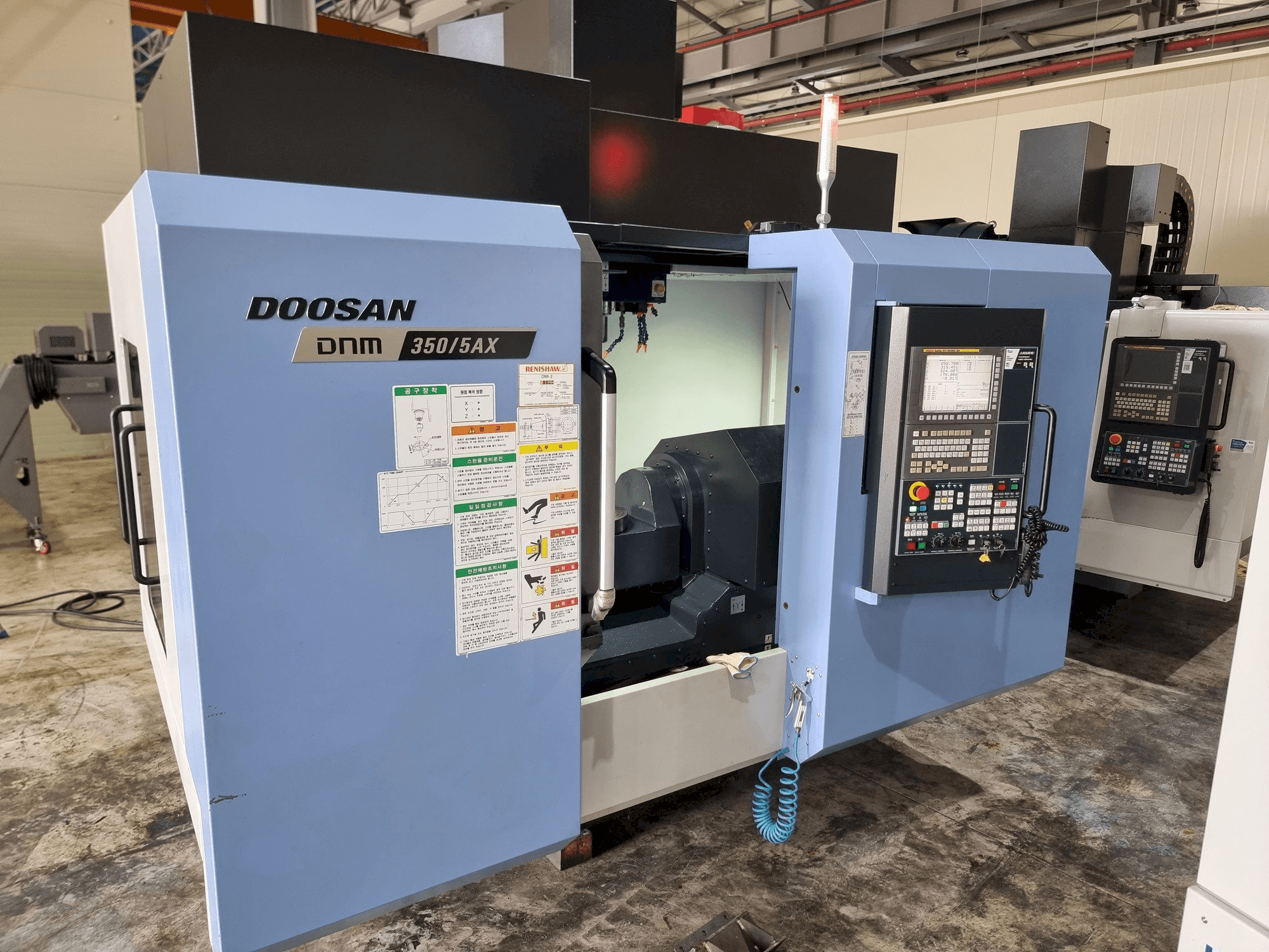 Koneen Doosan DNM350/5AX etunäkymä