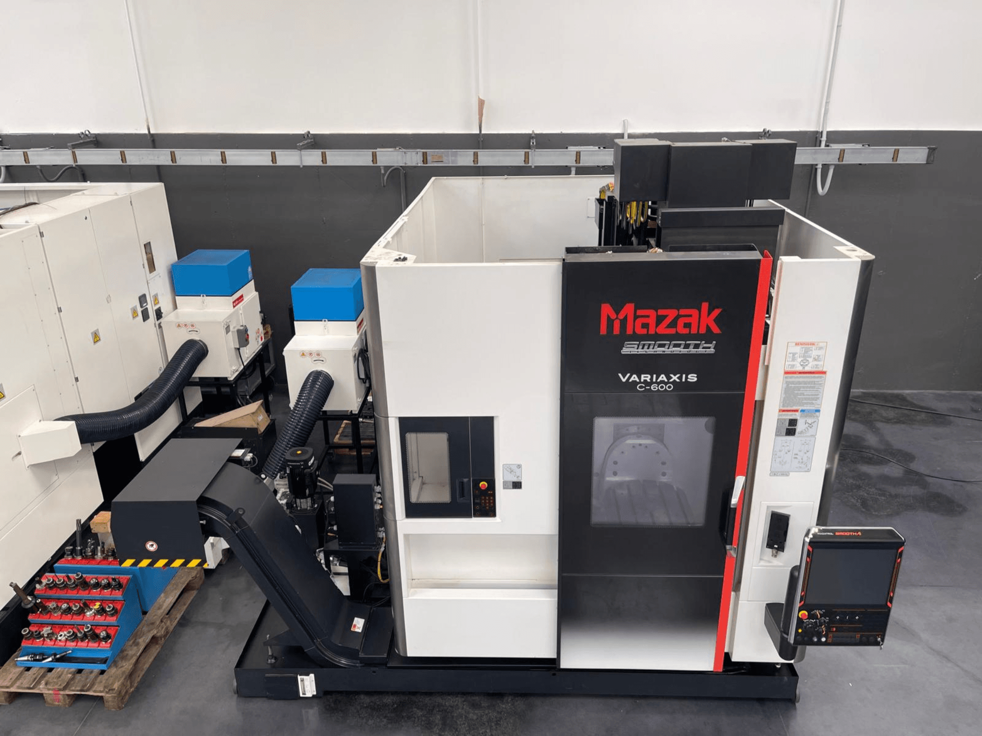 Mazak VARIAXIS C 600 -pystytyöstökeskus, etukuva ohjauspaneelista ja työkalujen säilytyksestä.