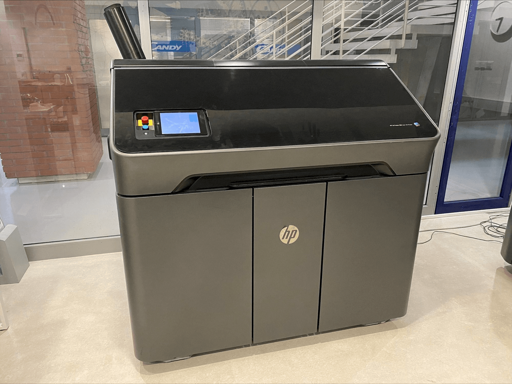 Koneen HP Jet Fusion 580 Color 3D printer M2K85A etunäkymä