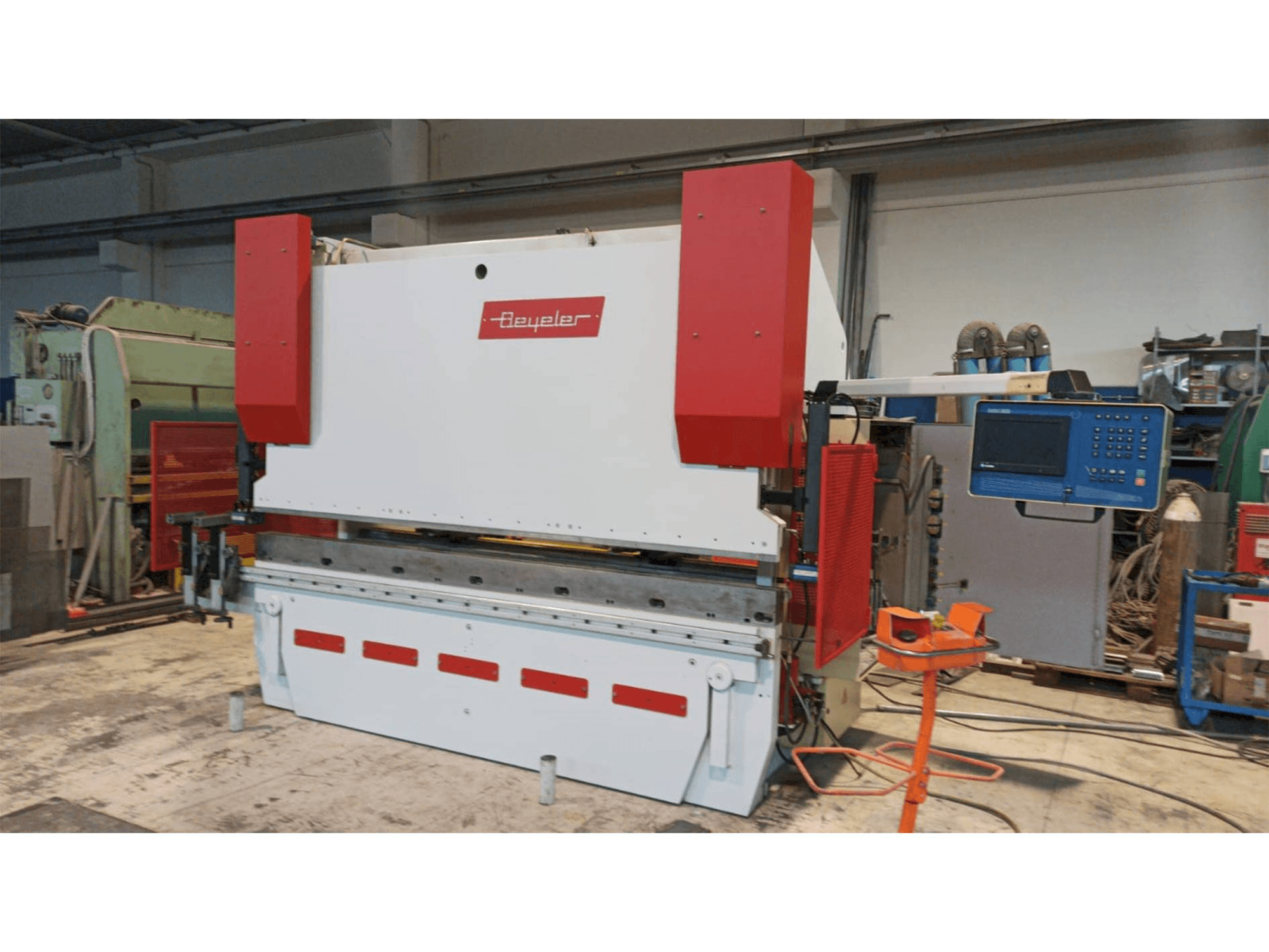 Koneen BEYELER PR8 etunäkymä