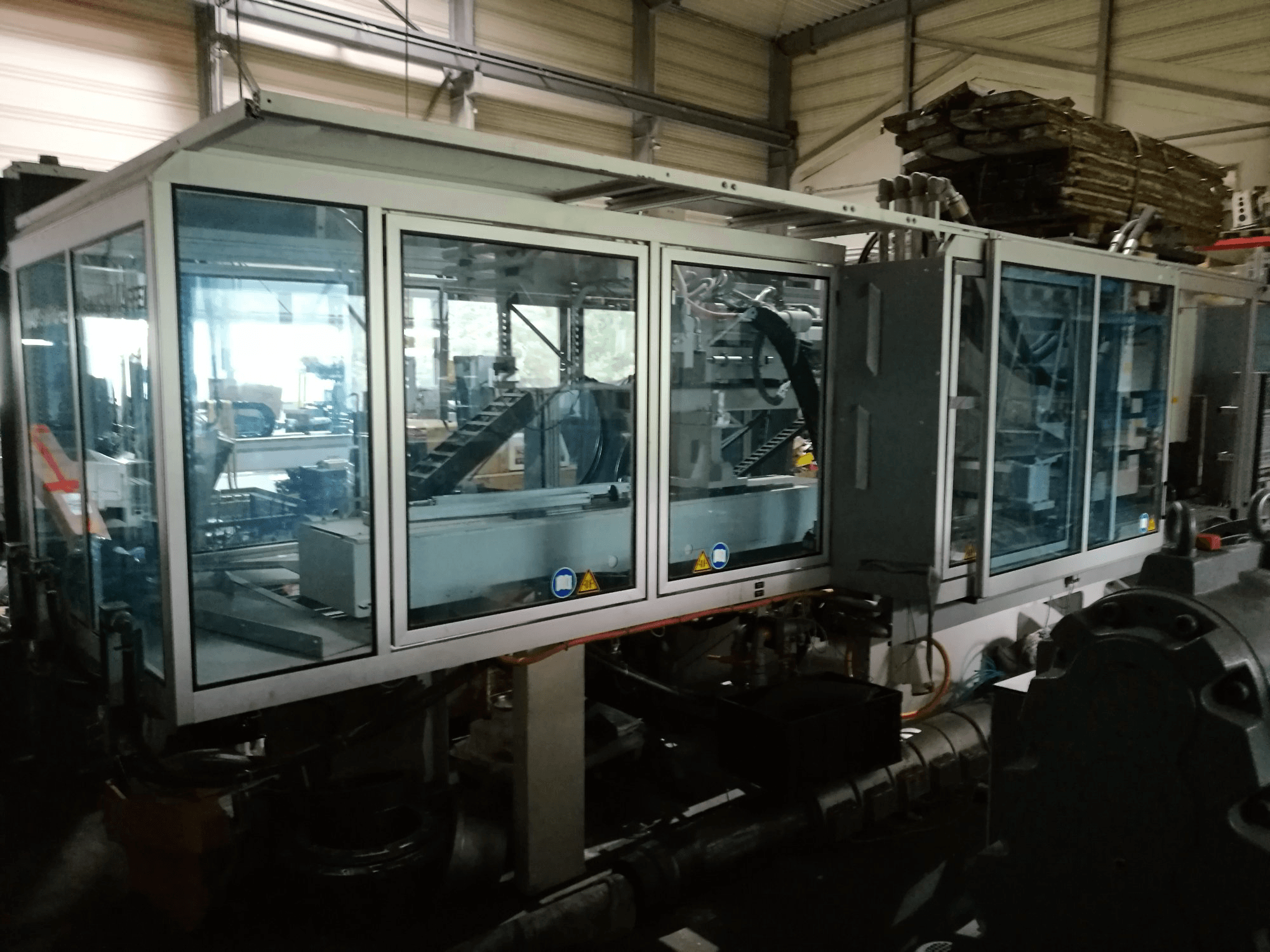 Koneen Krauss Maffei etunäkymä 280-700-700 C3 Twin