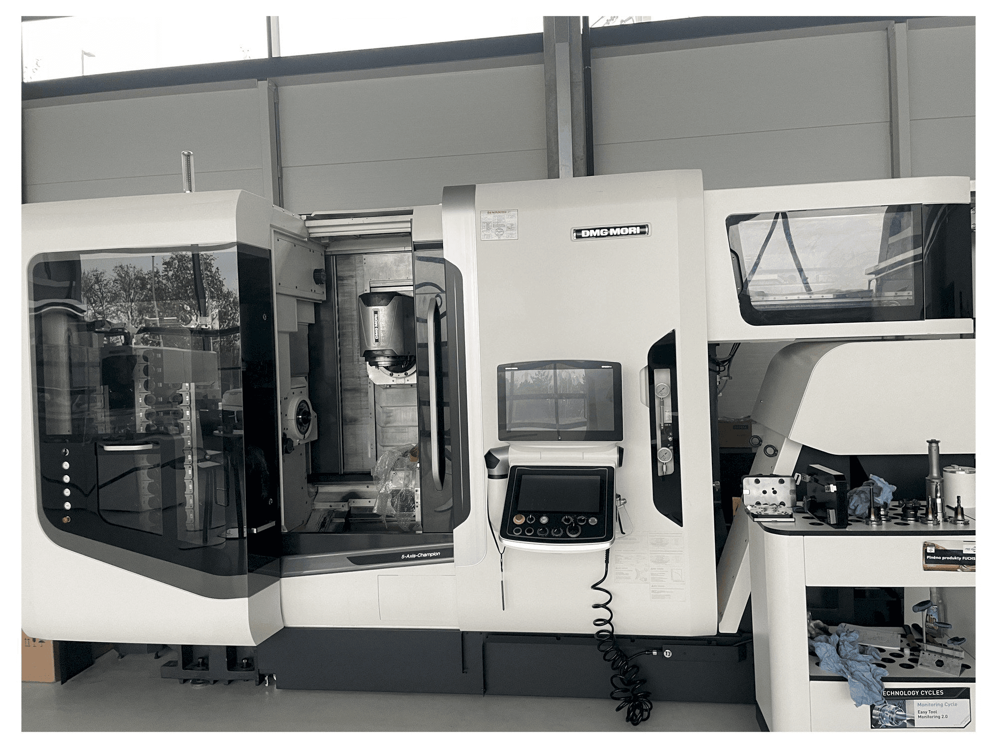 Koneen DMG MORI NTX 1000 etunäkymä