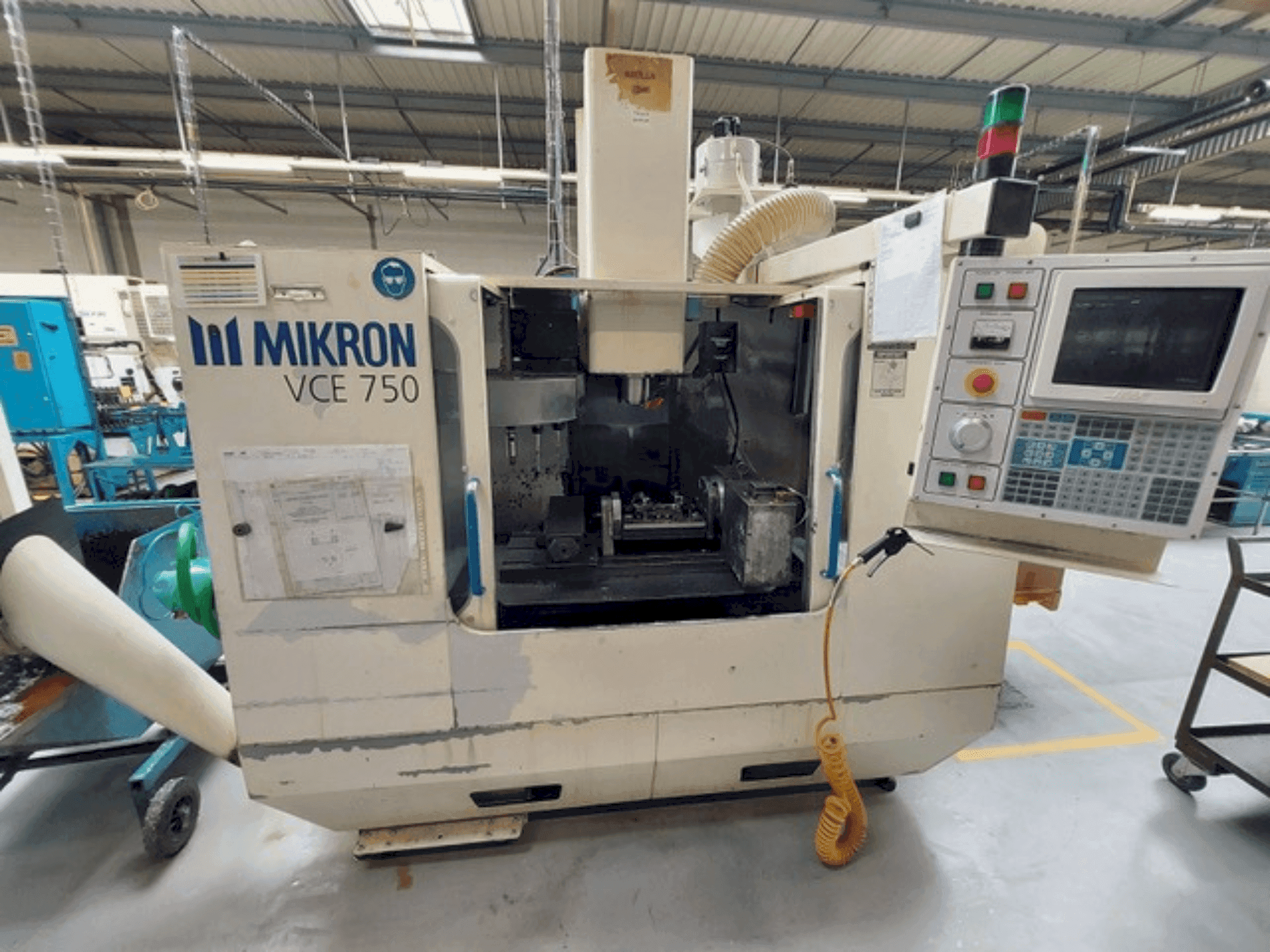 Koneen HAAS MIKRON VCE 750 etunäkymä