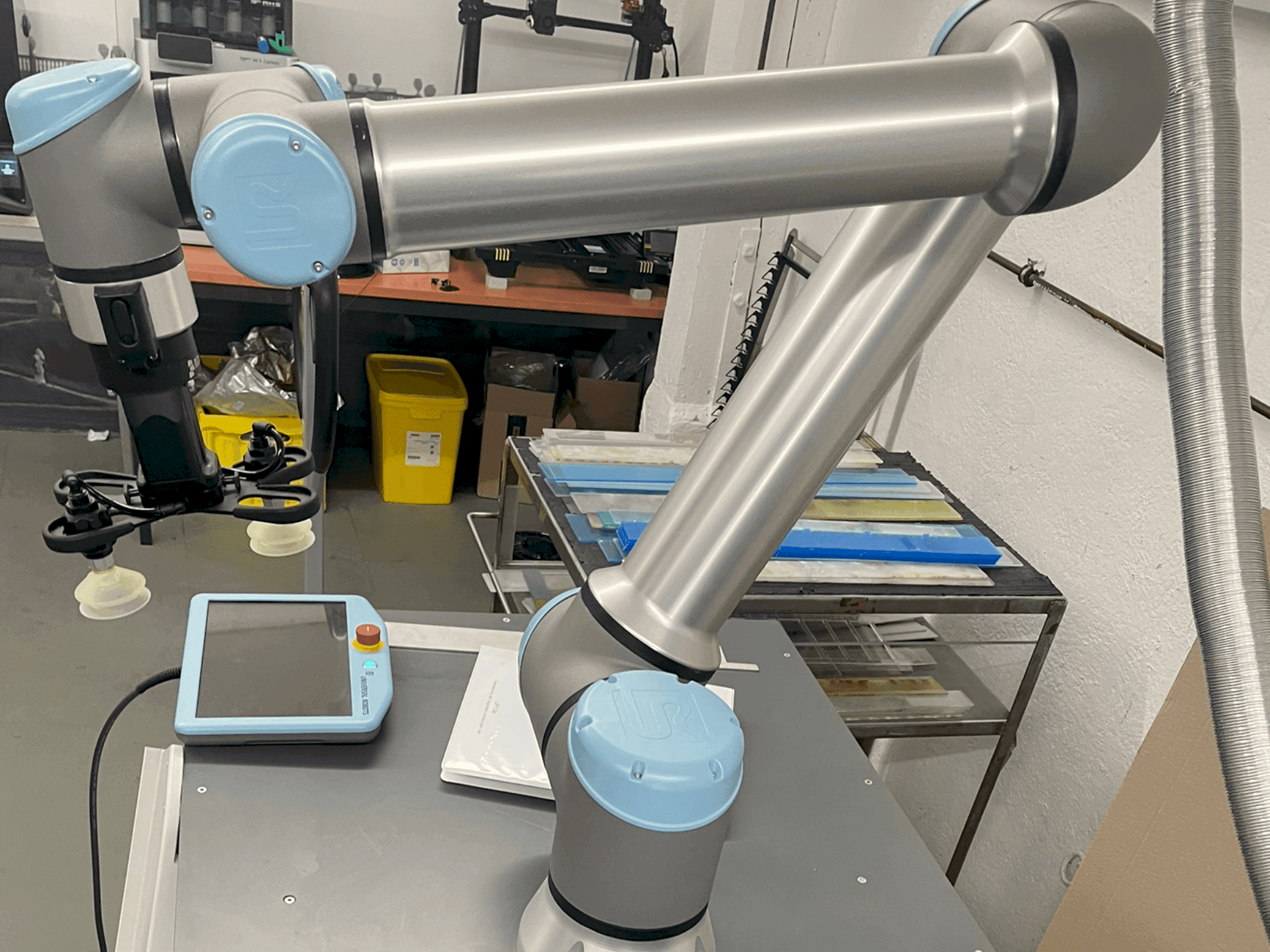 Koneen Universal Robots UR10 etunäkymä