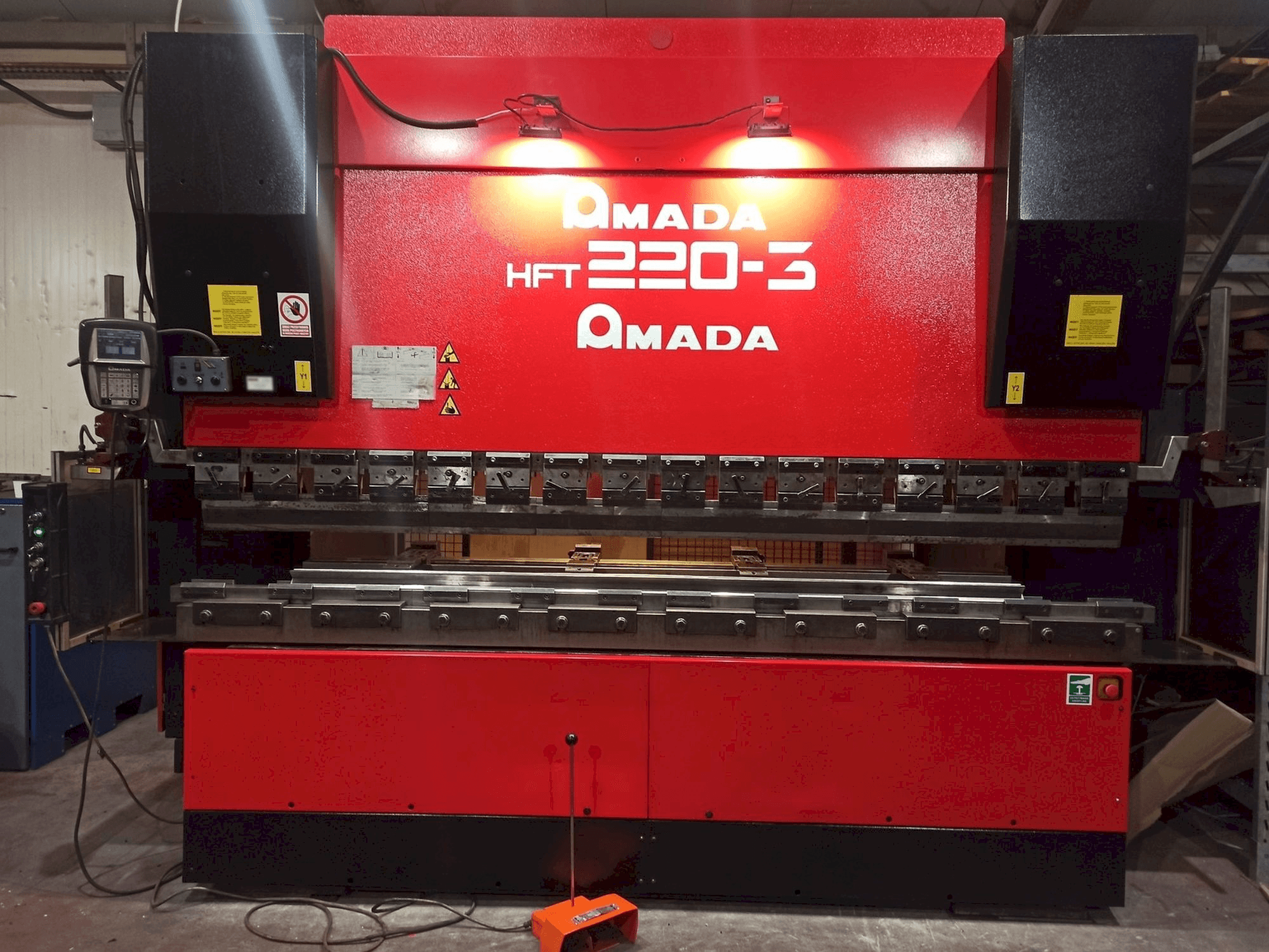 Koneen AMADA HFT 220-3 etunäkymä