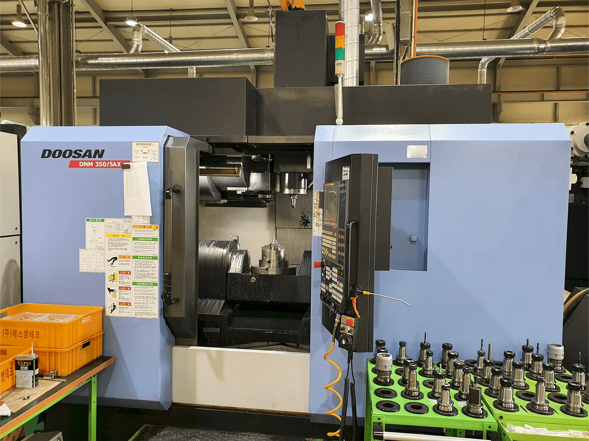 Koneen Doosan DNM350/5AX etunäkymä