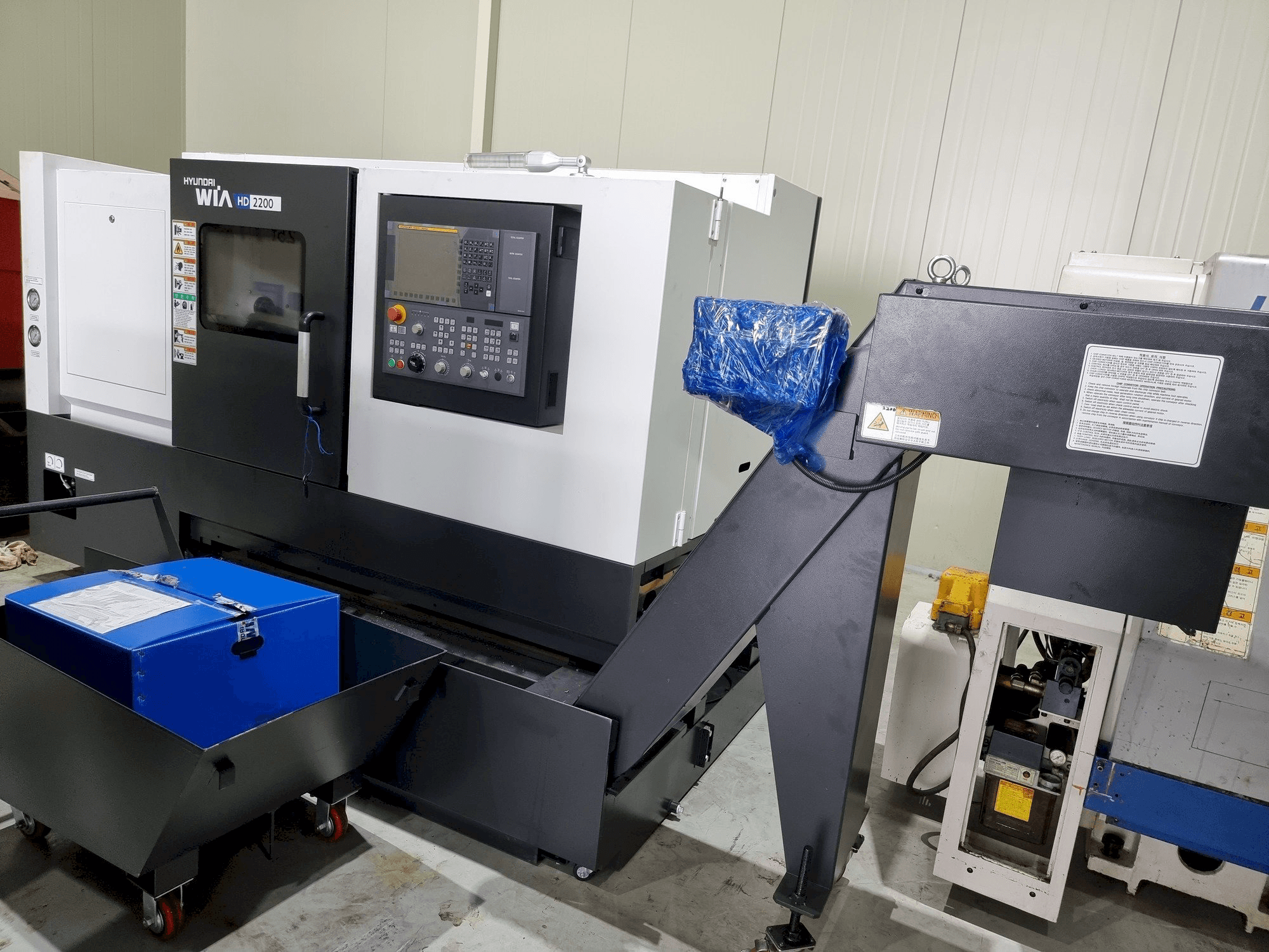 Koneen Hyundai Wia HD2200 etunäkymä