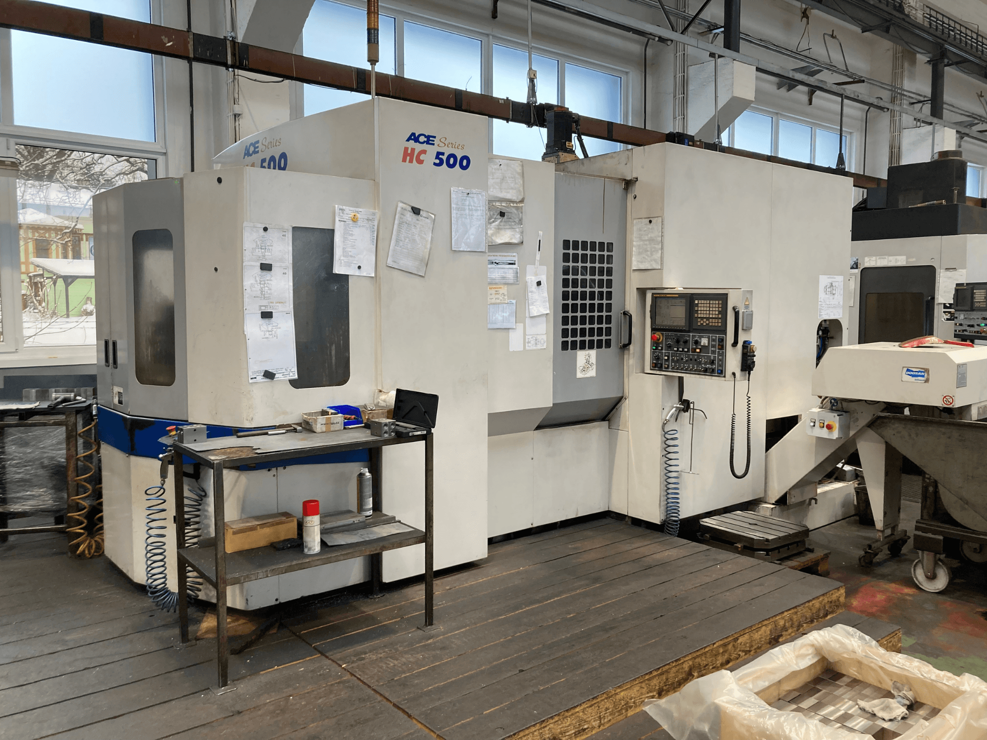 DOOSAN ACE HC-500 -vaakakoneistuskeskus, etukuva; ohjauspaneeli, useita työkaluvarastoja ja teollisuusasetukset.