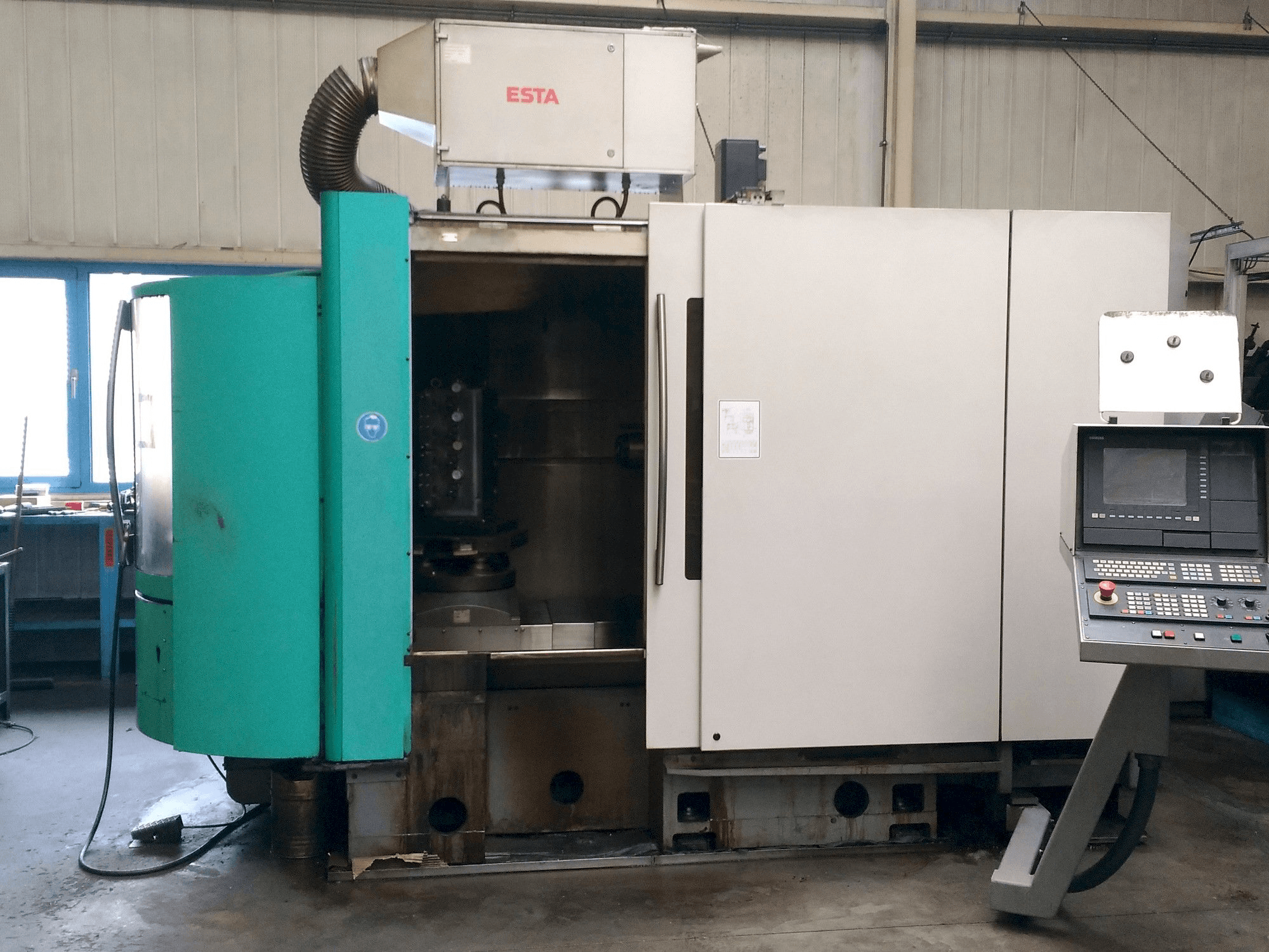 Koneen DECKEL MAHO DMC 60H etunäkymä