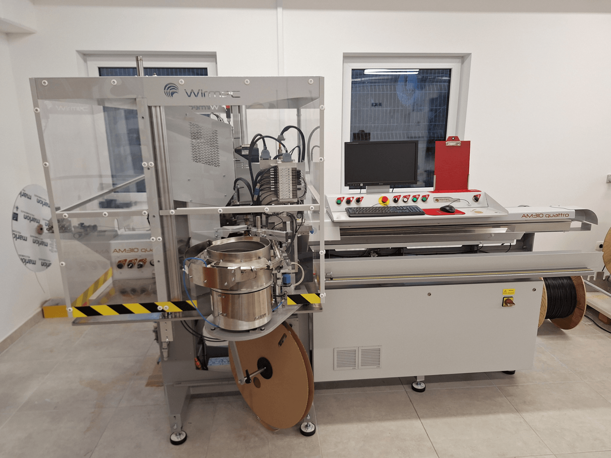 WIRMEC AM310-117 -työstökone, etukuva, jossa on ohjauspaneeli, tietokone ja ruostumattomasta teräksestä valmistettuja komponentteja, asetettu työtilaan.