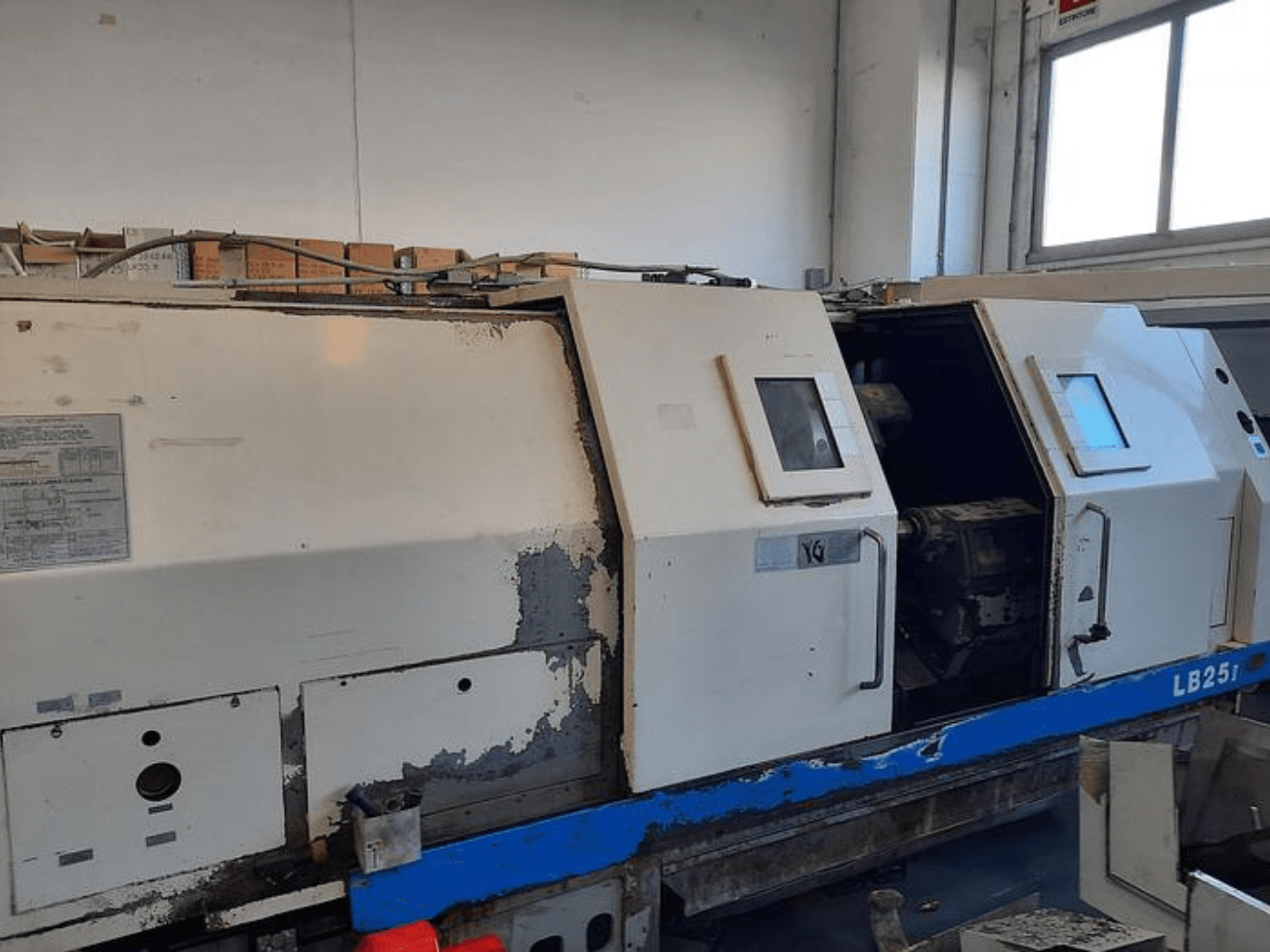 Käytetty LB251-sorvi, sivukuva, jossa näkyy kulunut ulkokuori, avattu paneeli, josta paljastuu sisätilojen mekanismi ja hallintalaitteet.