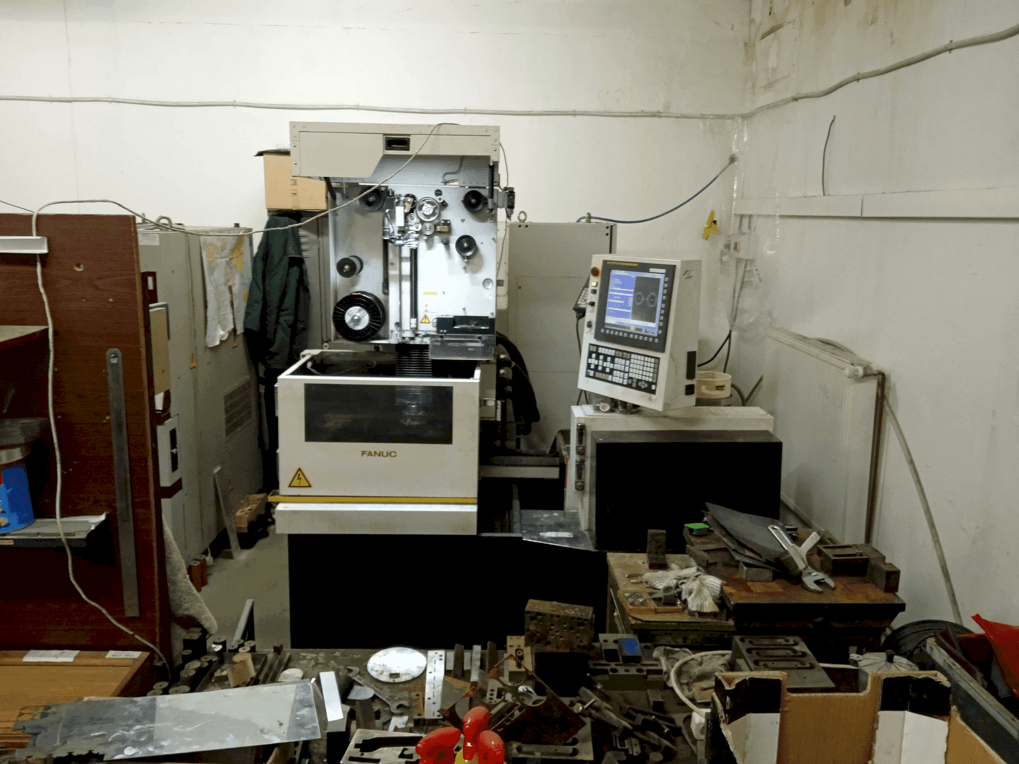 Koneen FANUC Robocut Alpha 0iE etunäkymä