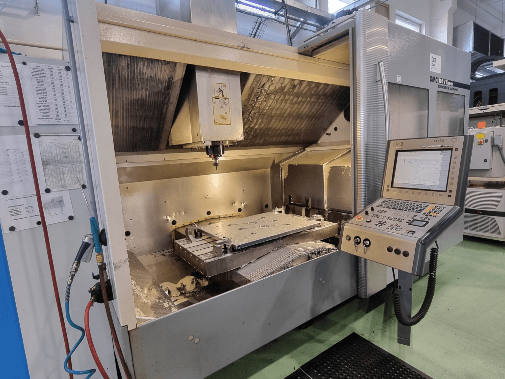 DMG DECKEL MAHO DMC 104V -lineaarinen pystykoneistuskeskus, etunäkymä, jossa näkyvät ohjauspaneeli ja koneistusalue.