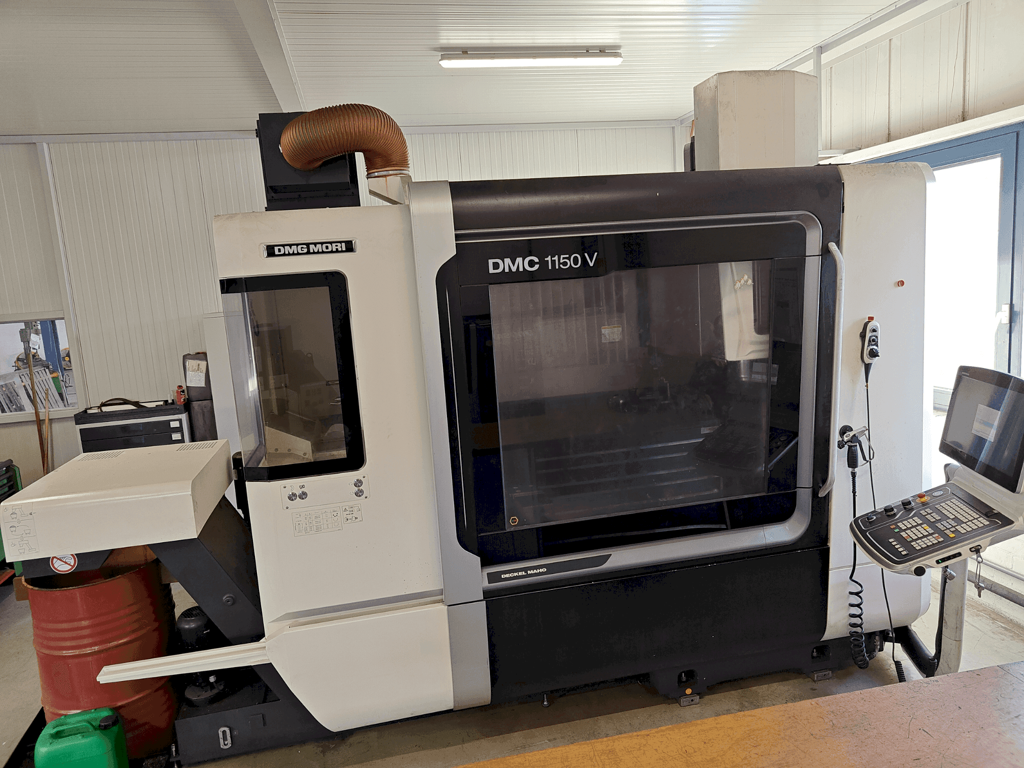 Koneen DMG MORI DMC 1150 V etunäkymä