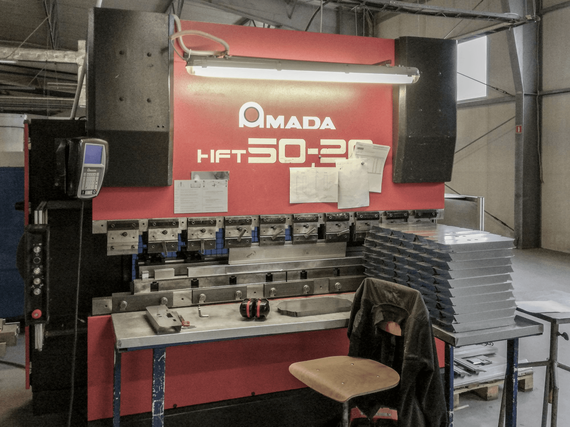 Koneen AMADA etunäkymäHFT 50-20