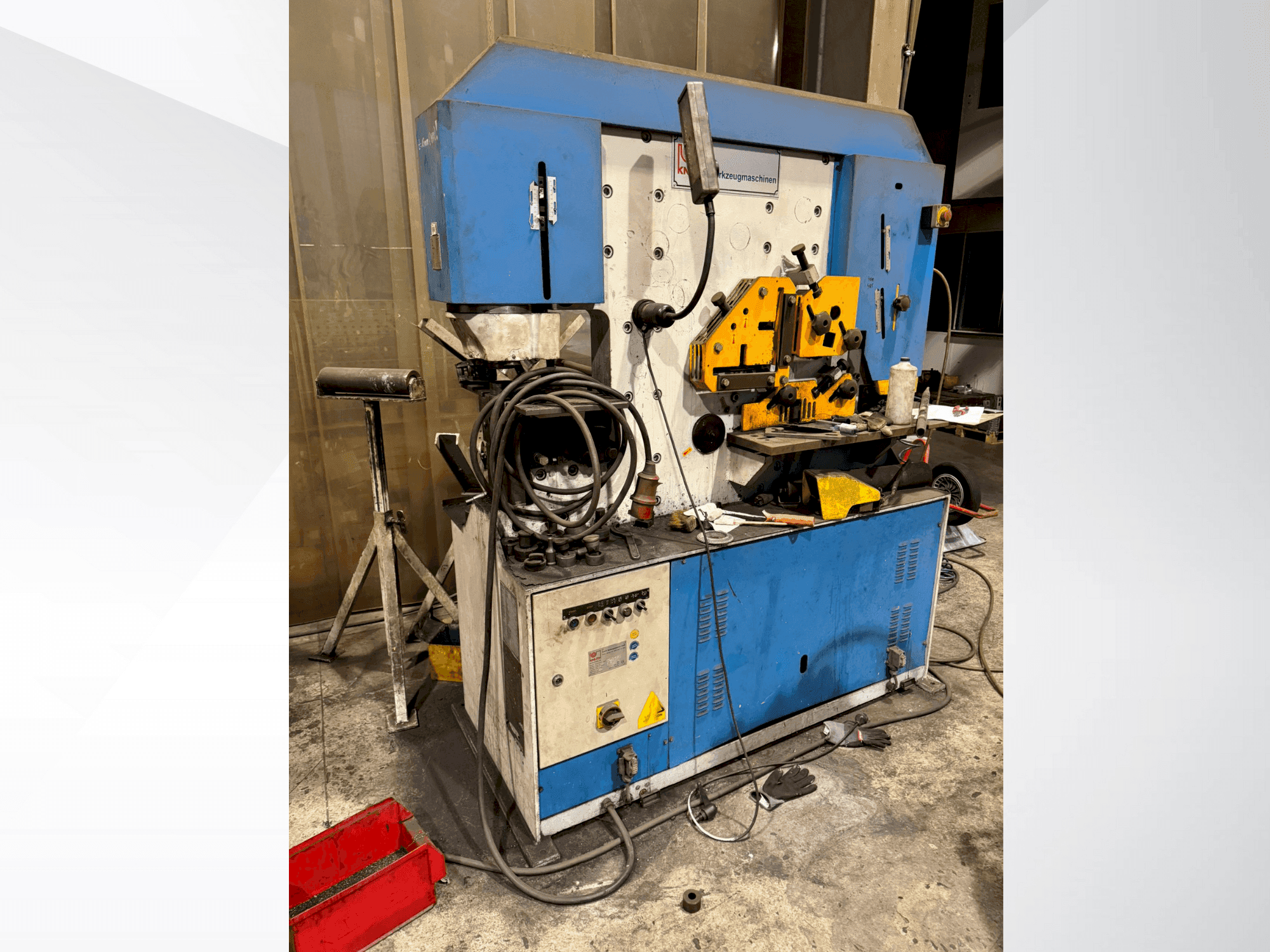 Koneen KNUTH HPS 80/1500 etunäkymä