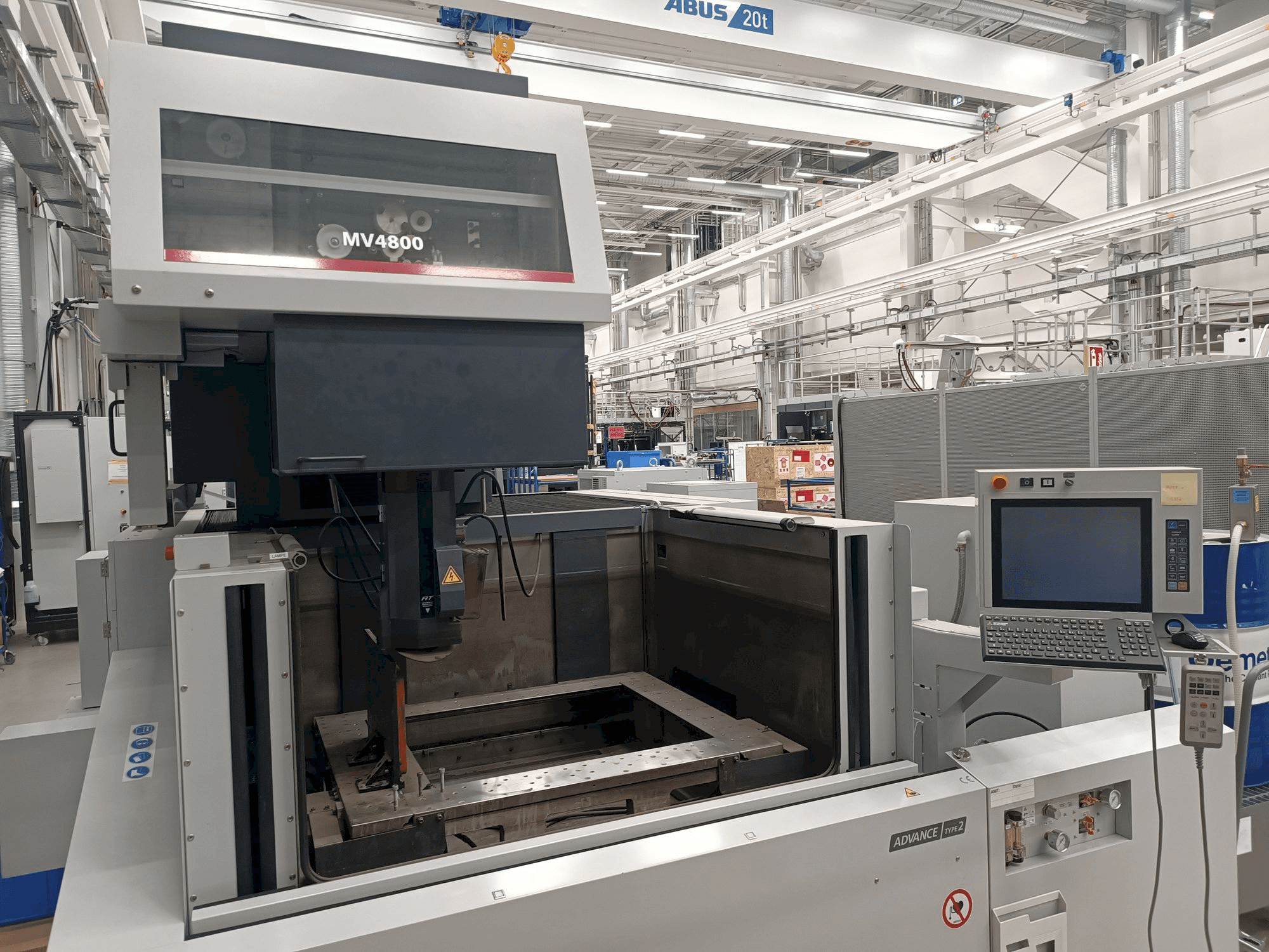 Koneen Mitsubishi MV4800 etunäkymä