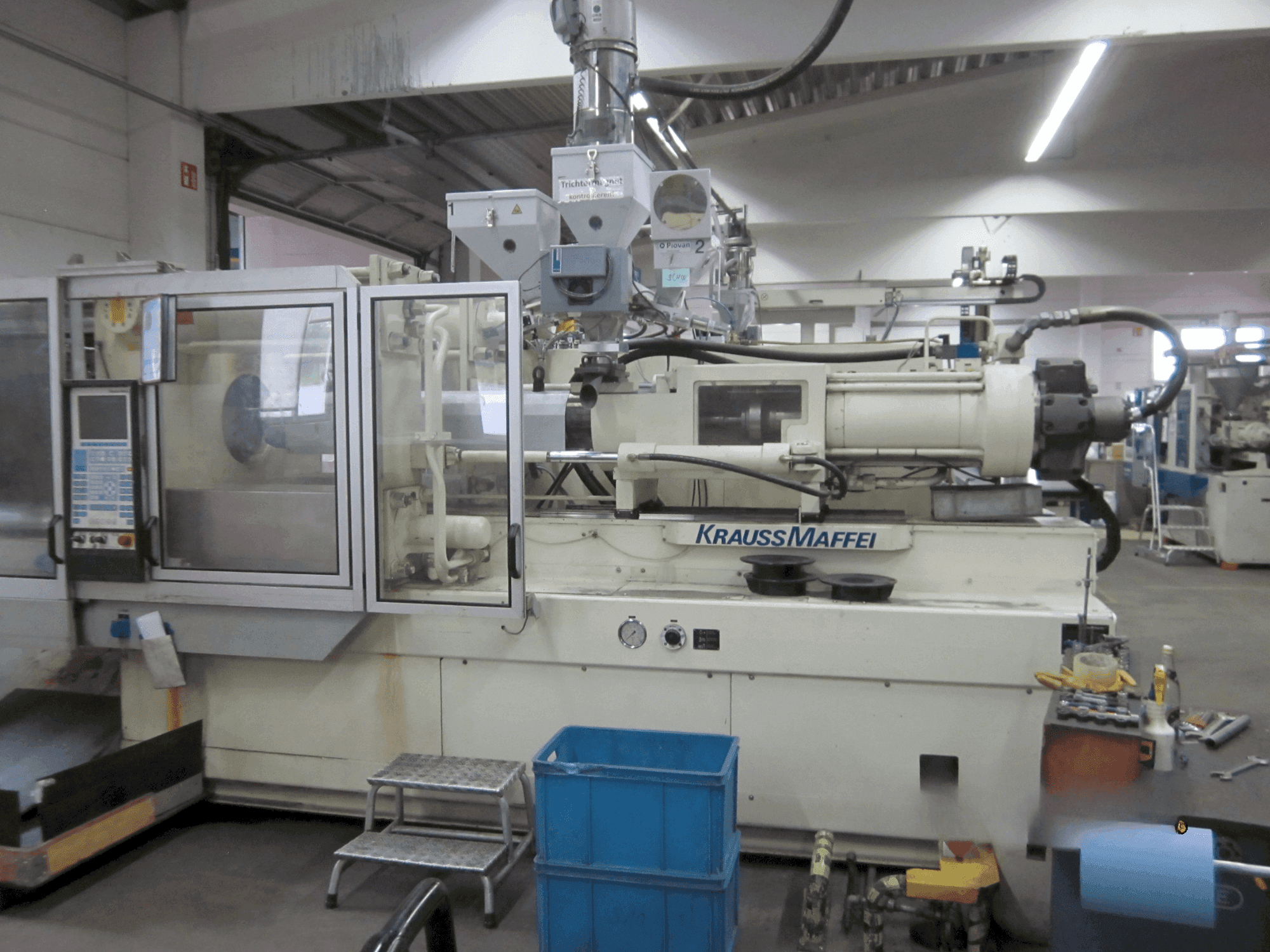 Koneen Krauss Maffei 350-1900 C1 etunäkymä