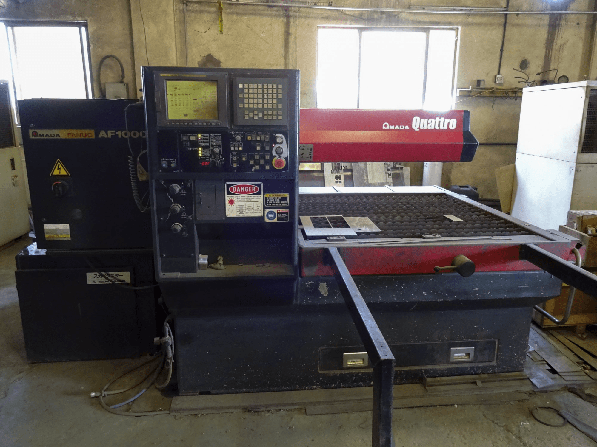 Koneen 1 AMADA etunäkymäQuattro AF1000E