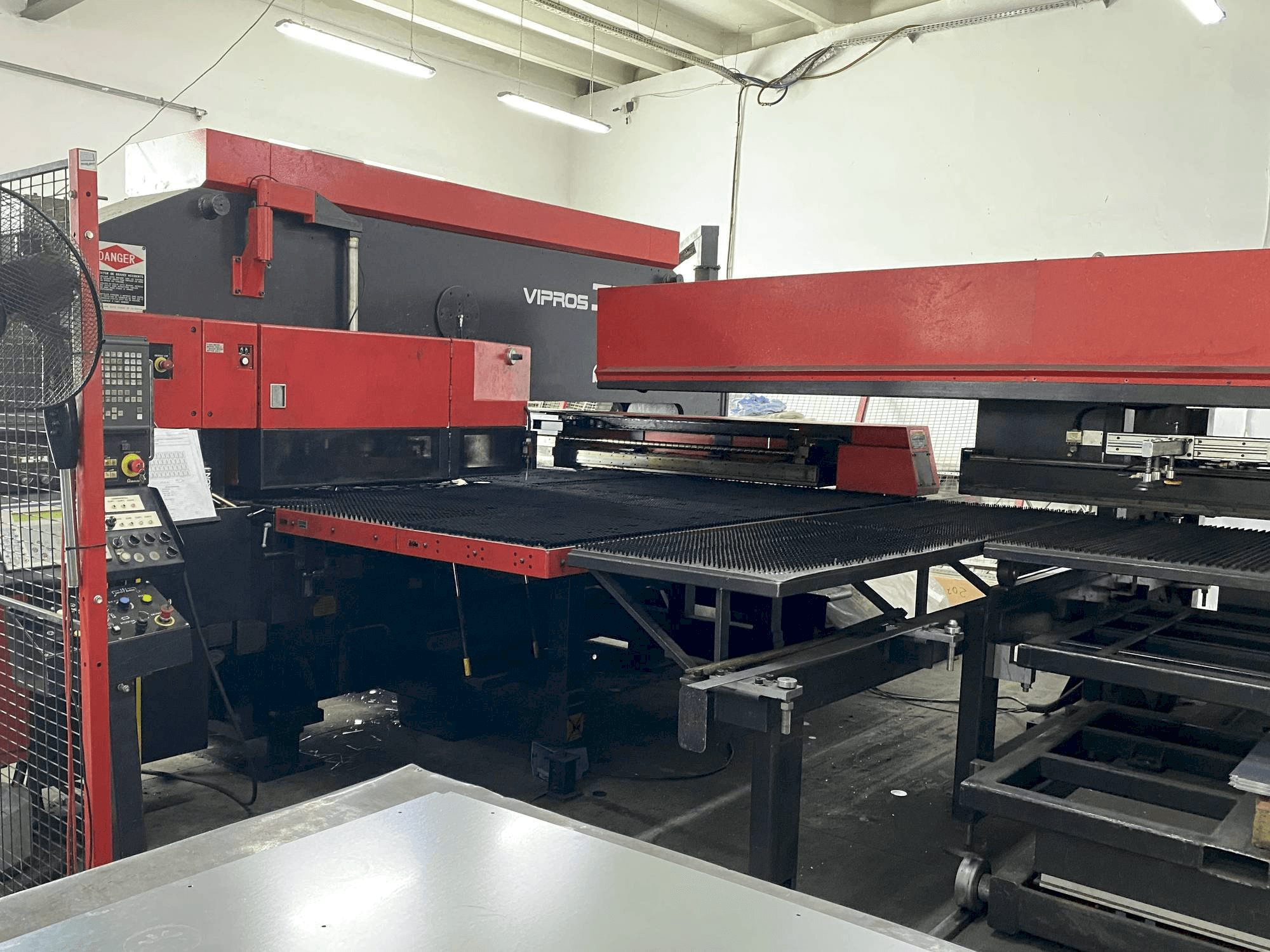 Koneen AMADA VIPROS 358 KING etunäkymä