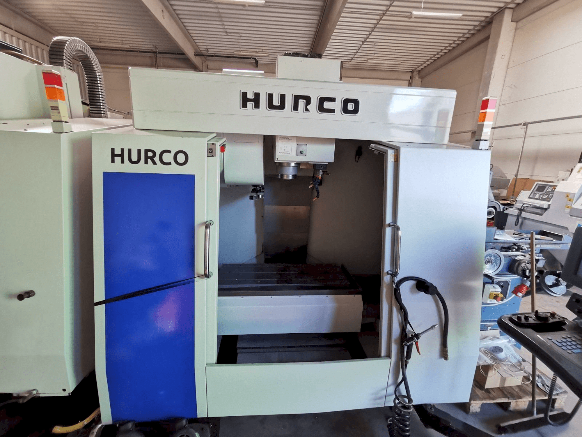 Koneen Hurco BMC 30 etunäkymä