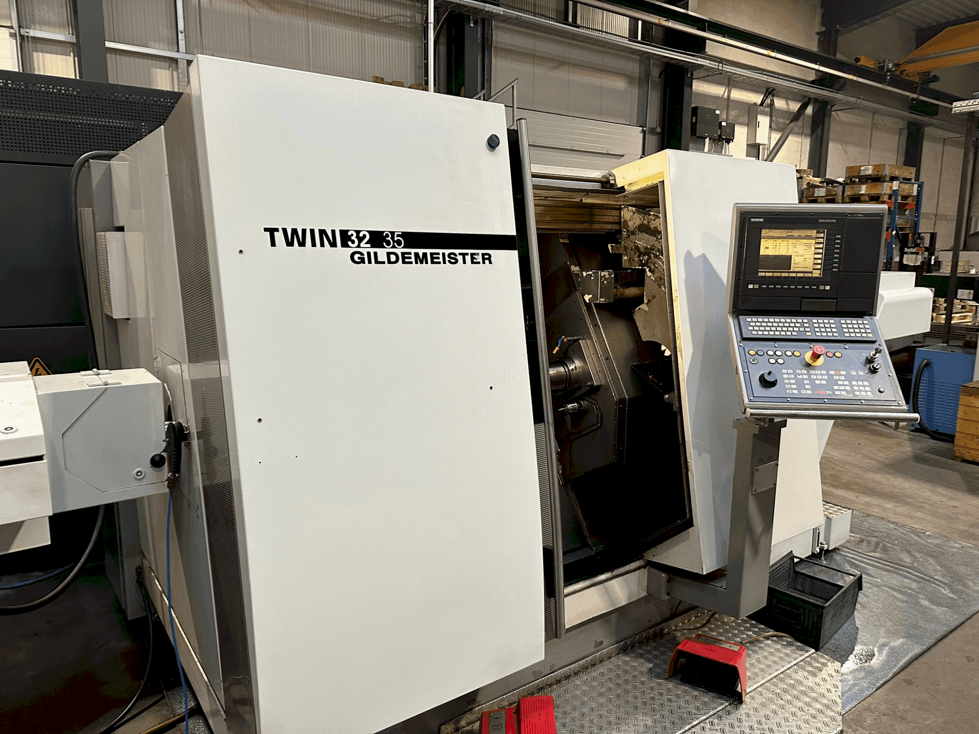 Koneen Gildemeister TWIN 32 etunäkymä