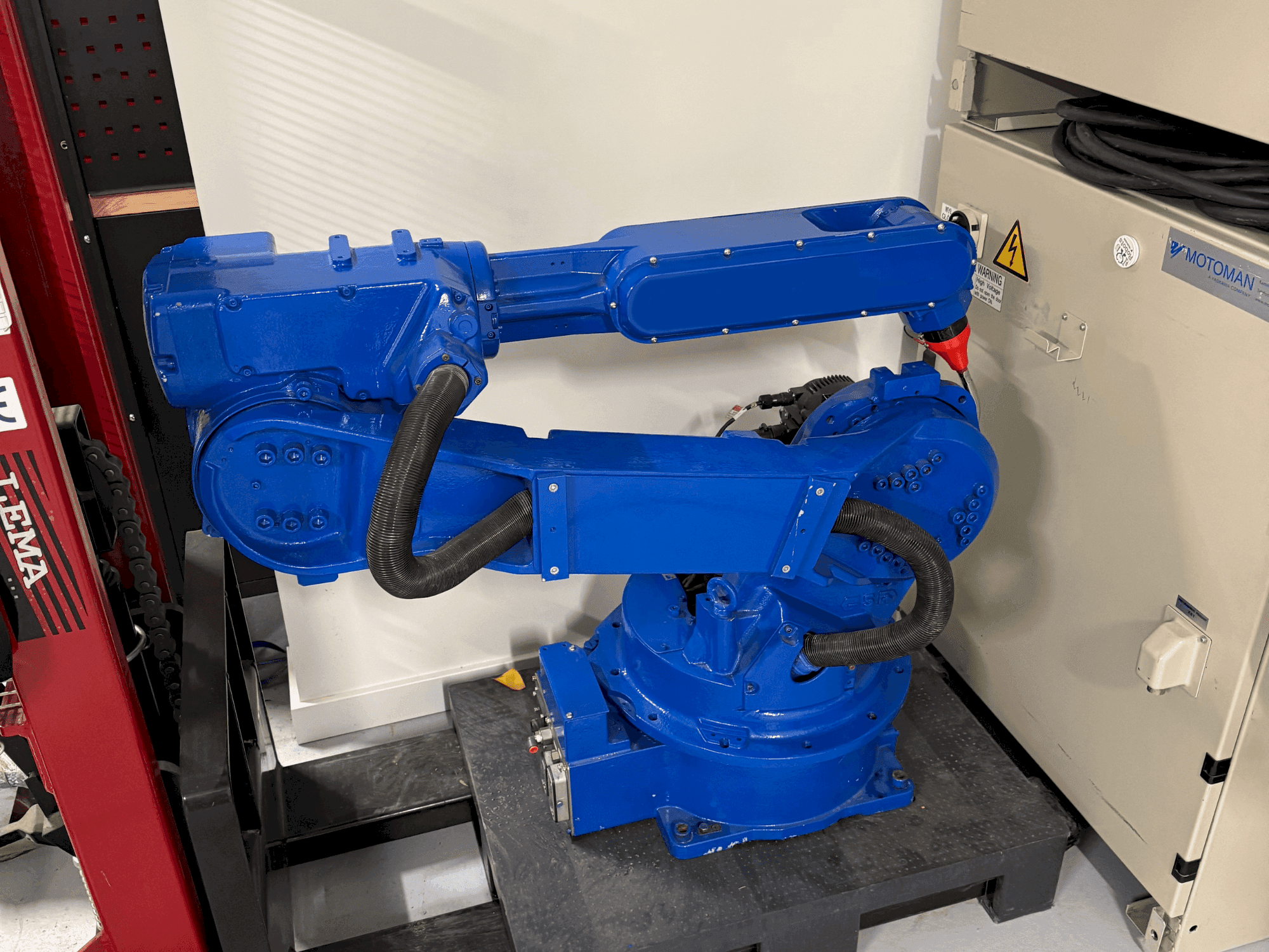 Koneen Yaskawa Motoman YR HP 20D etunäkymä