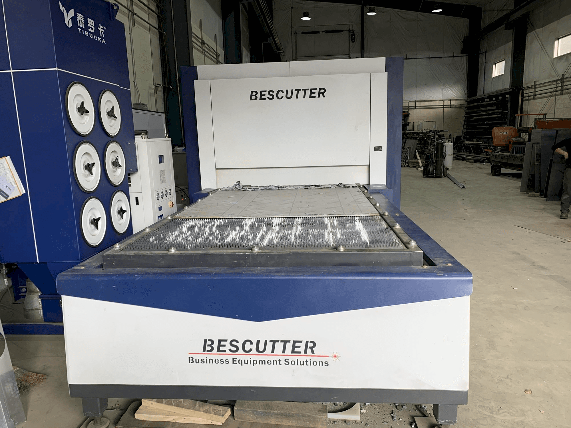 Koneen BESCUTTER Tital-8000W IPG etunäkymä