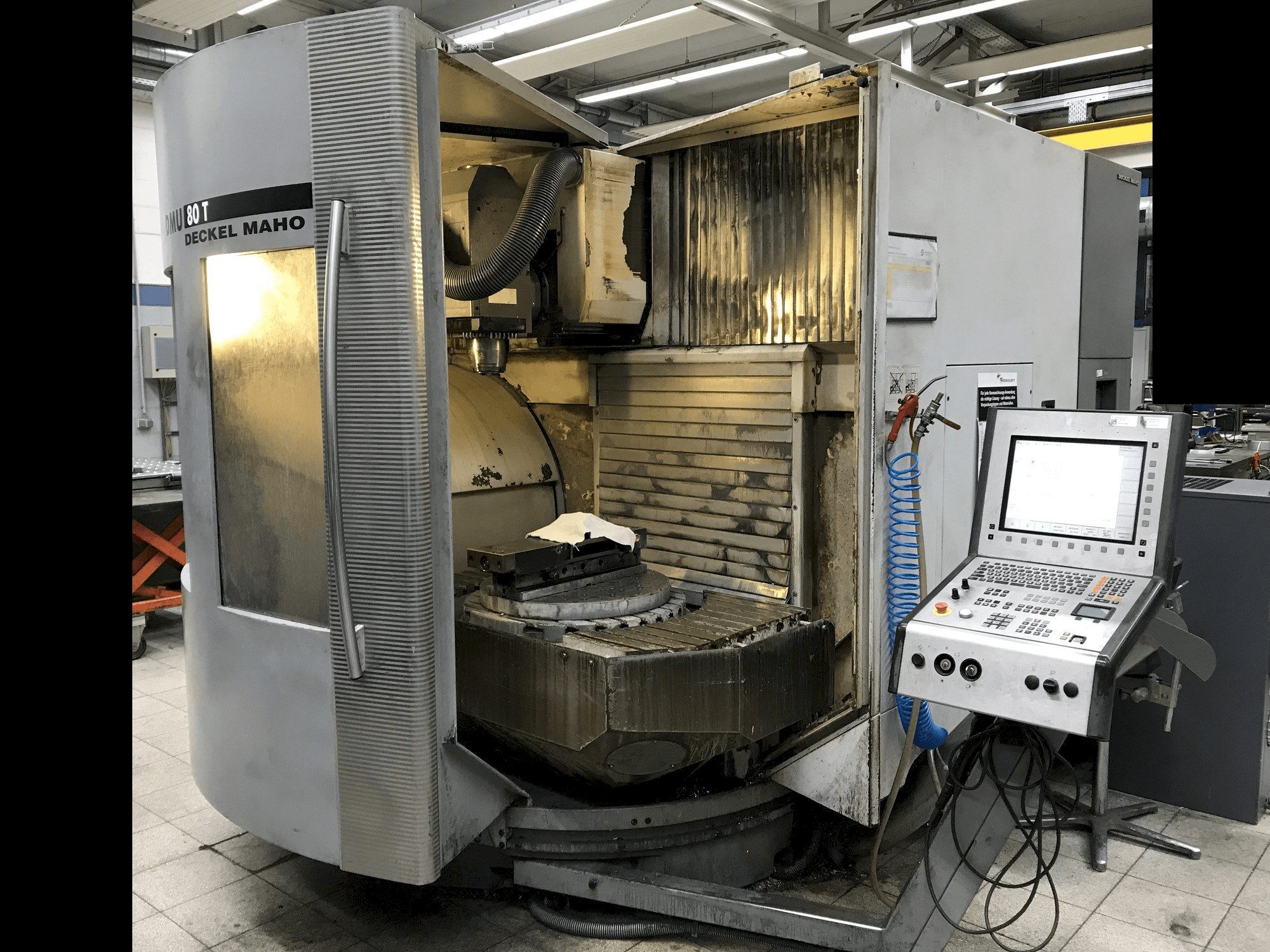 Koneen DECKEL MAHO DMU 80 T etunäkymä