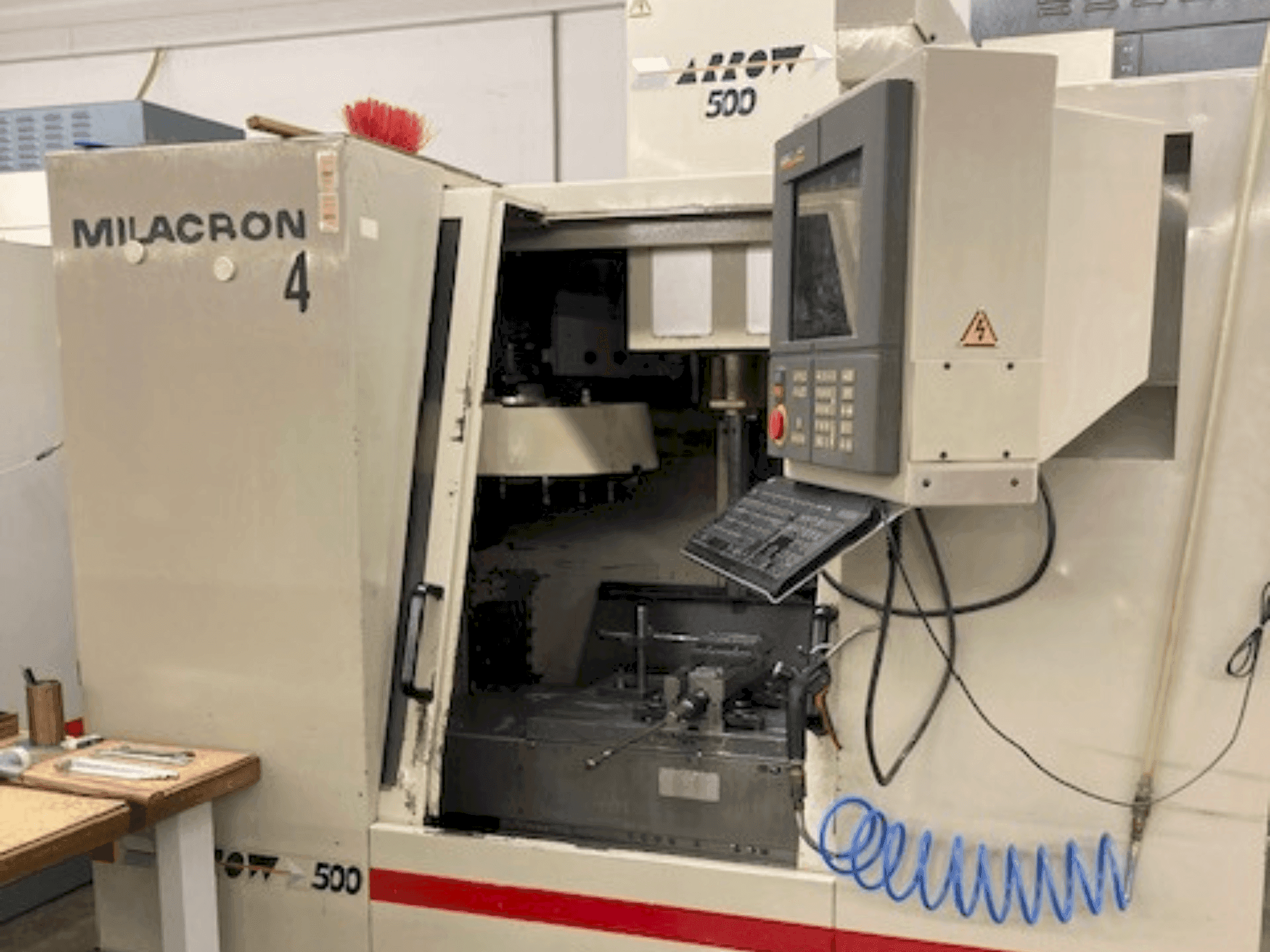 Koneen Cincinnati Milacron Arrow 500 etunäkymä