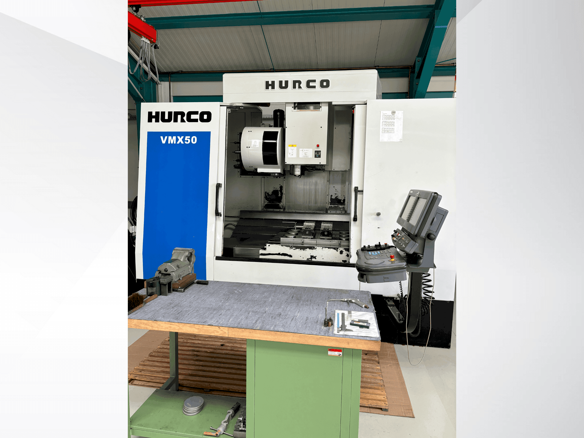Koneen Hurco VMX50 etunäkymä