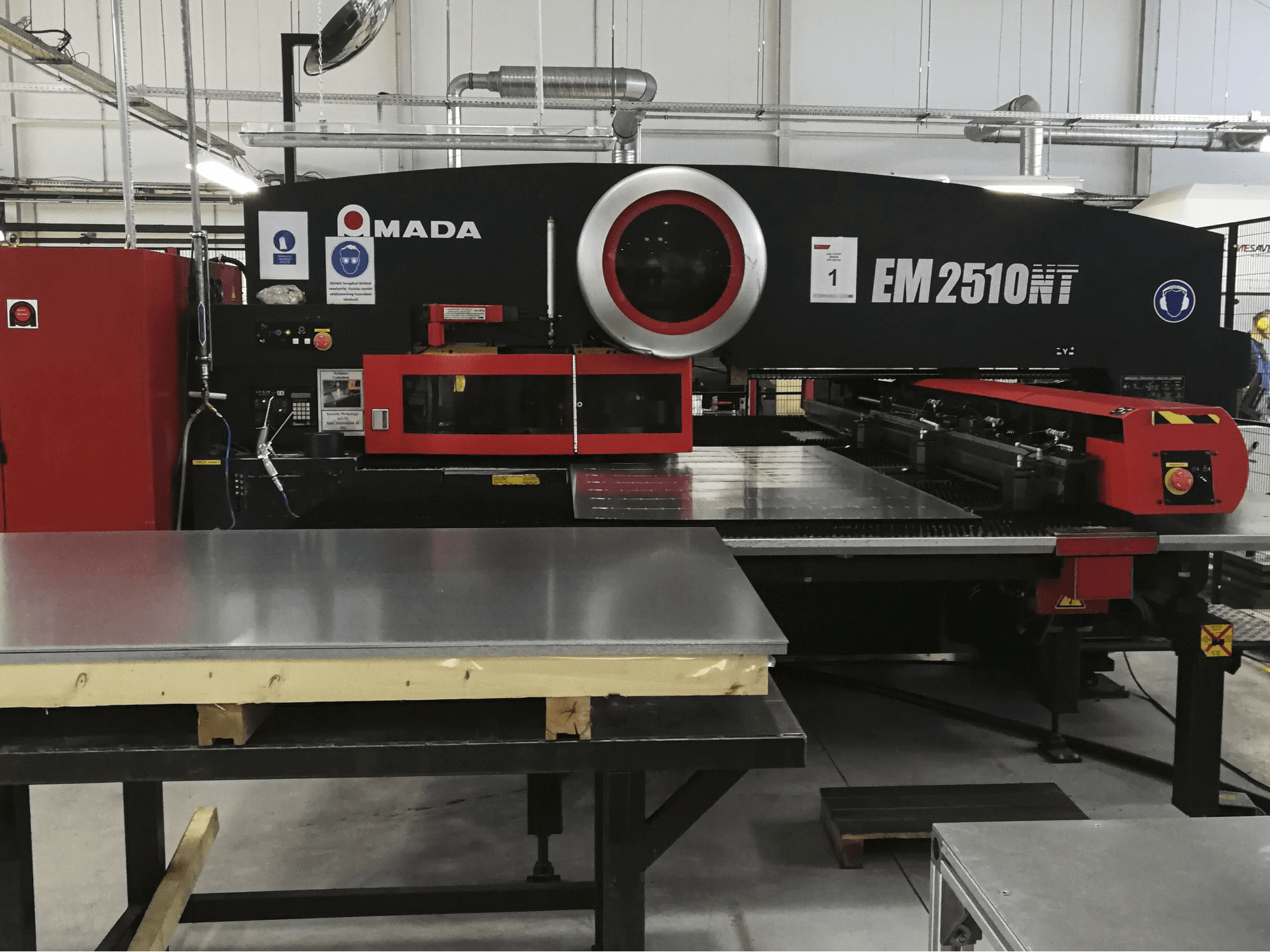 Koneen AMADA etunäkymäEM2510NT