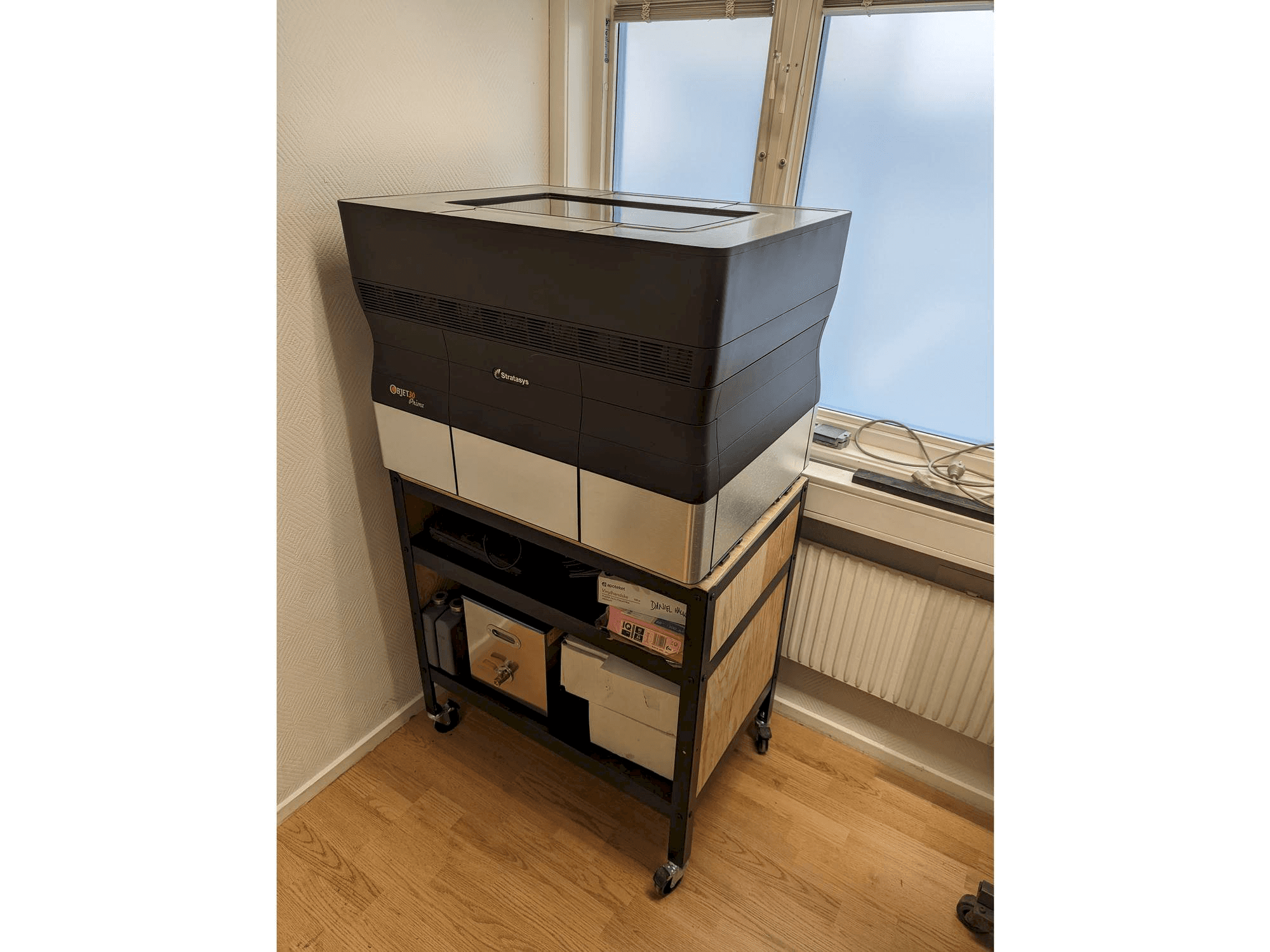 Koneen Stratasys objet30 V3 pro etunäkymä