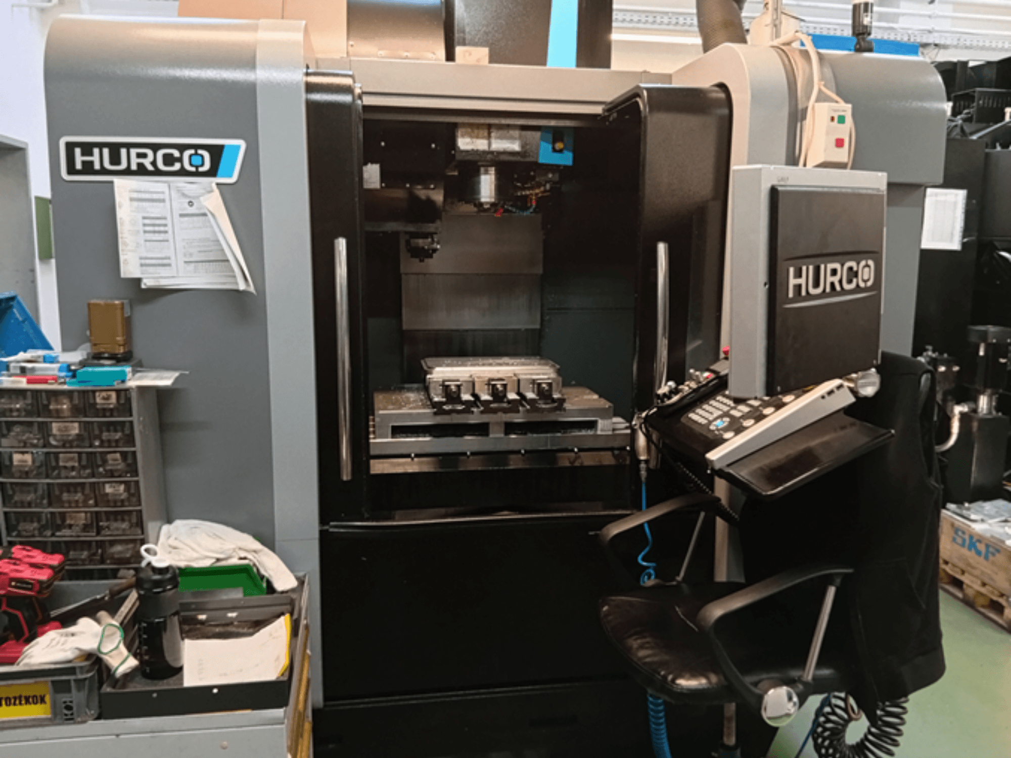 Hurco VMX 30i -pystytyöstökeskus edestä katsottuna, jossa on ohjauspaneeli, työpöytä ja käyttöasetukset.