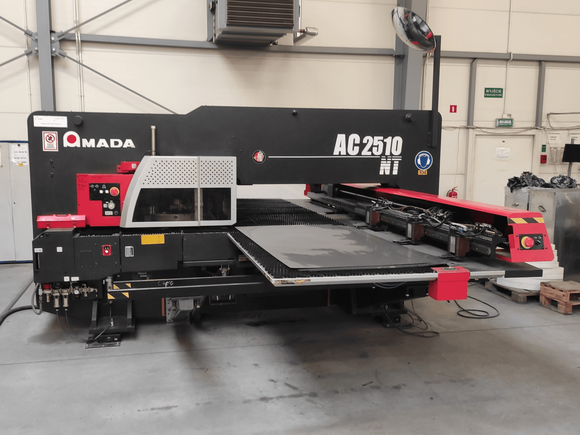 Amada AC2510 NT CNC-lyöntikone, etukuva, jossa on ohjauspaneeli ja levyjen latausalue.